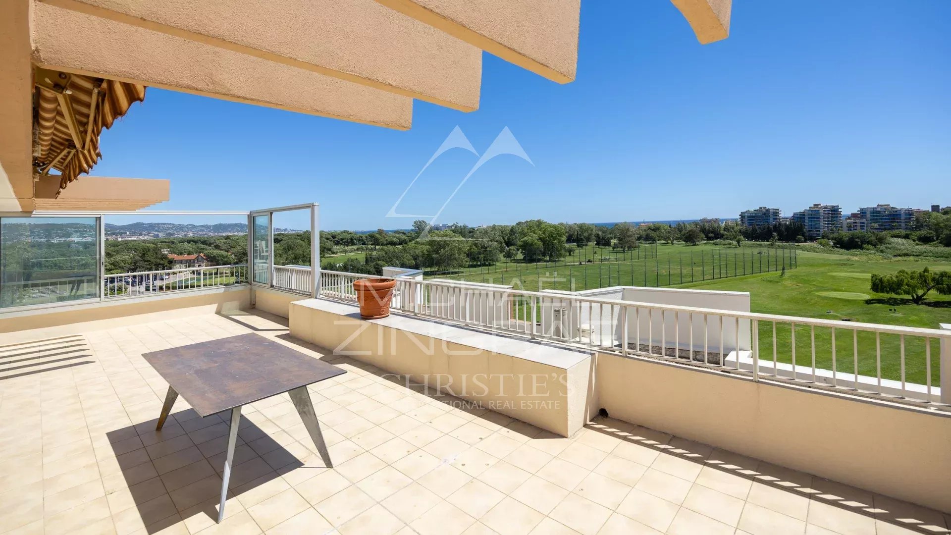 SEA VIEW APARTMENT IN THE HEART OF TOWN