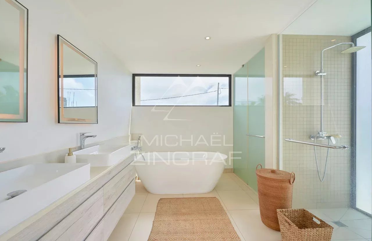 Villa avec piscine dans une résidence sécurisée à Péreybère