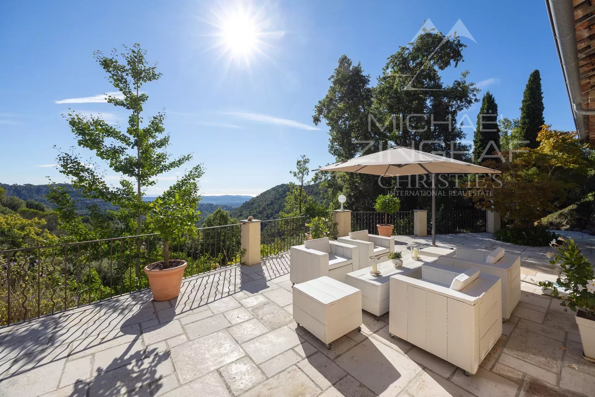 Charming Single-Storey Villa with Sea and Hill Views