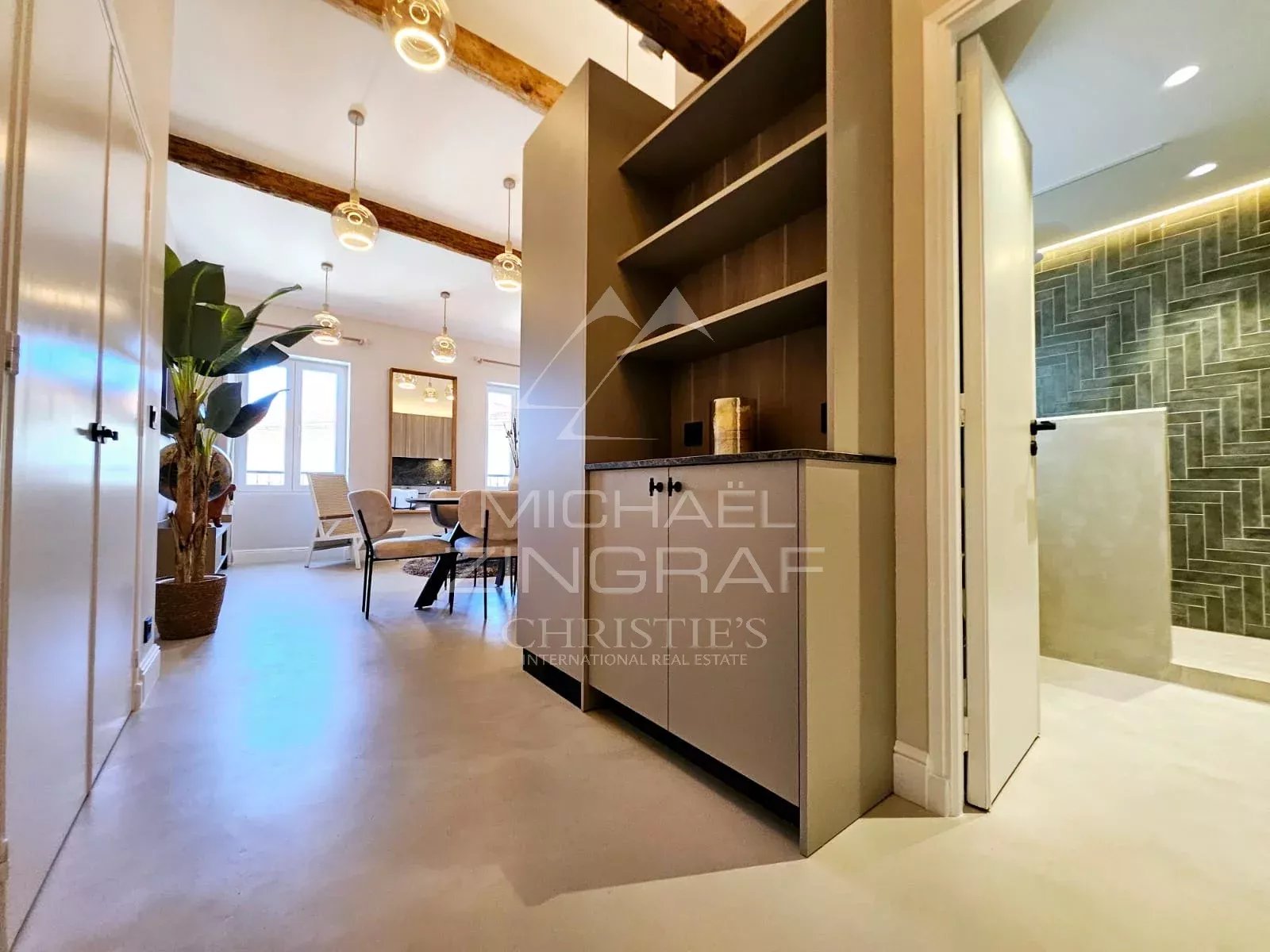 Élégance au Sommet – Appartement Rénové de Standing avec Charme Authentique