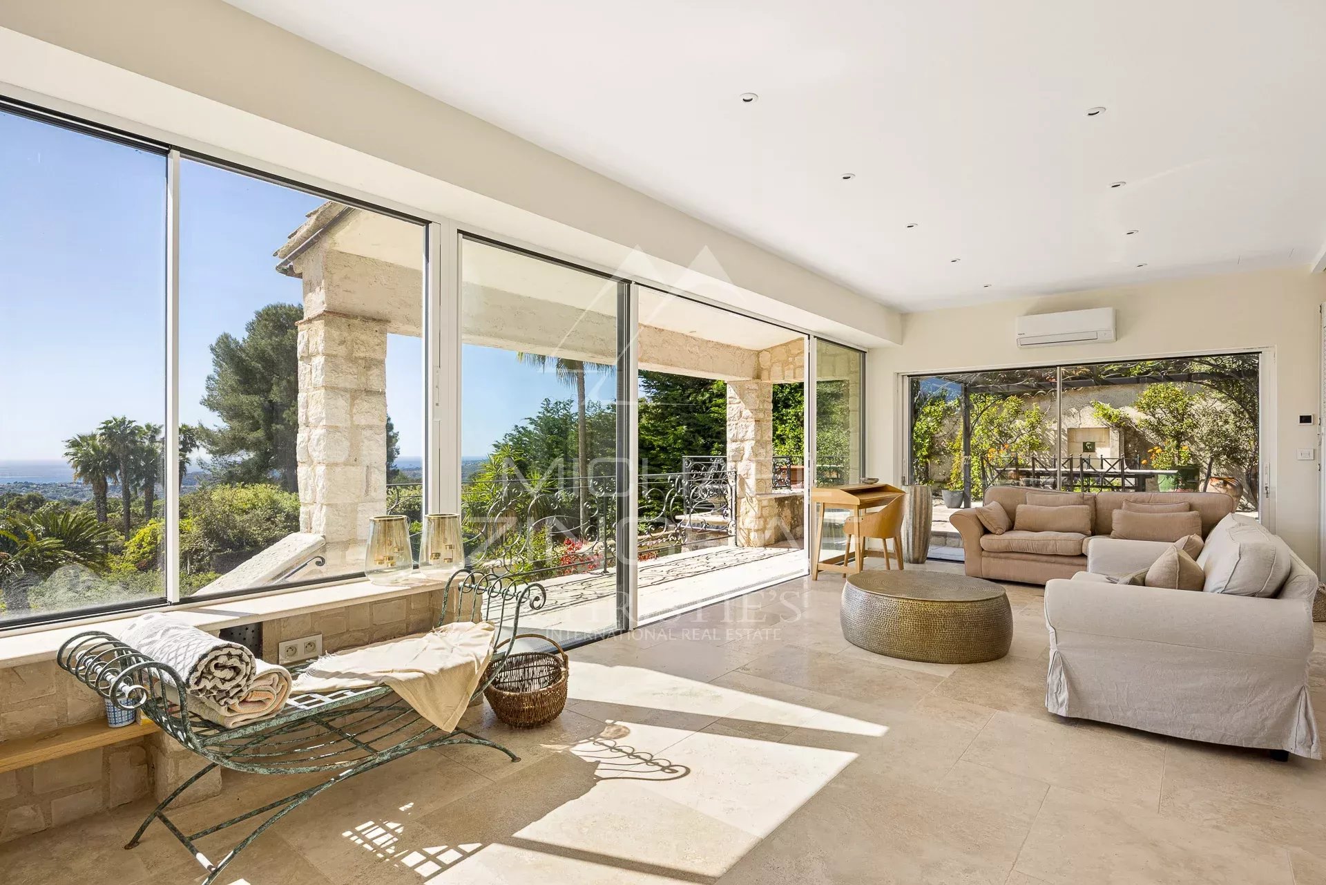 Exceptionnelle villa de luxe sur cinq niveaux avec vue mer panoramique