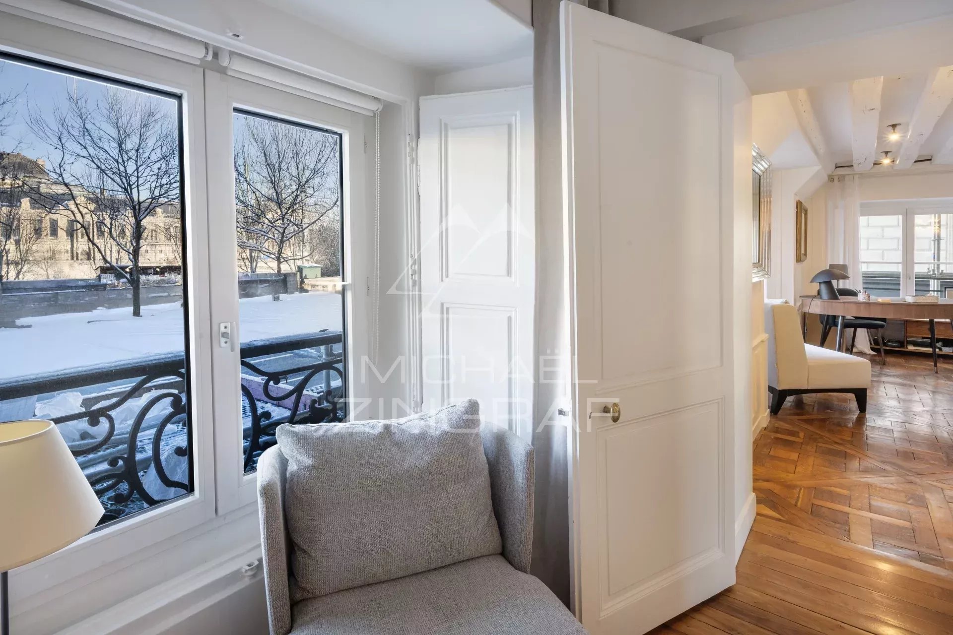 A vendre - Quai Voltaire - 2 suites - Parfait état - Vue Scène