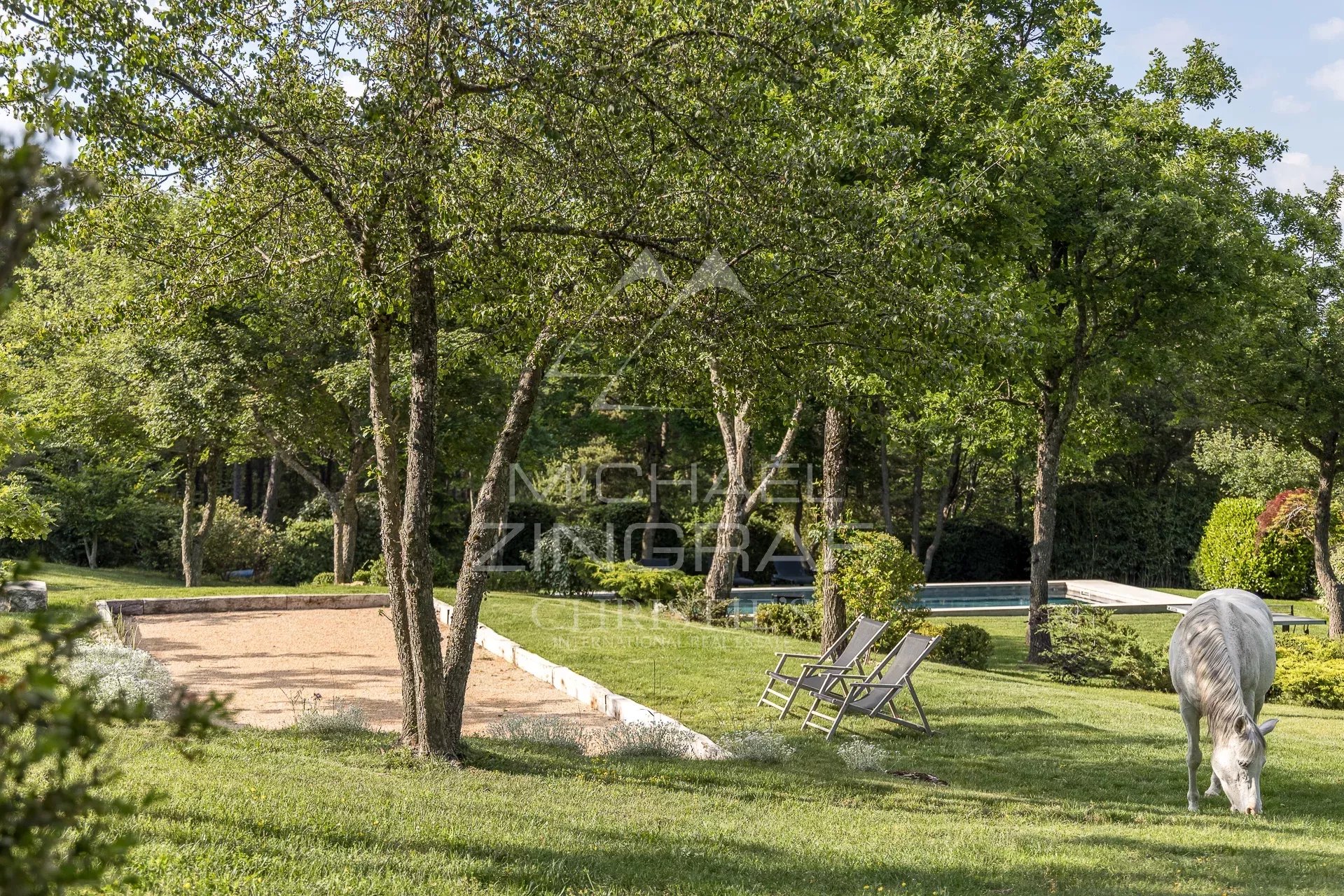 Elegance and Nature: A Unique Haven of Peace on 10 Hectares with Panoramic Views