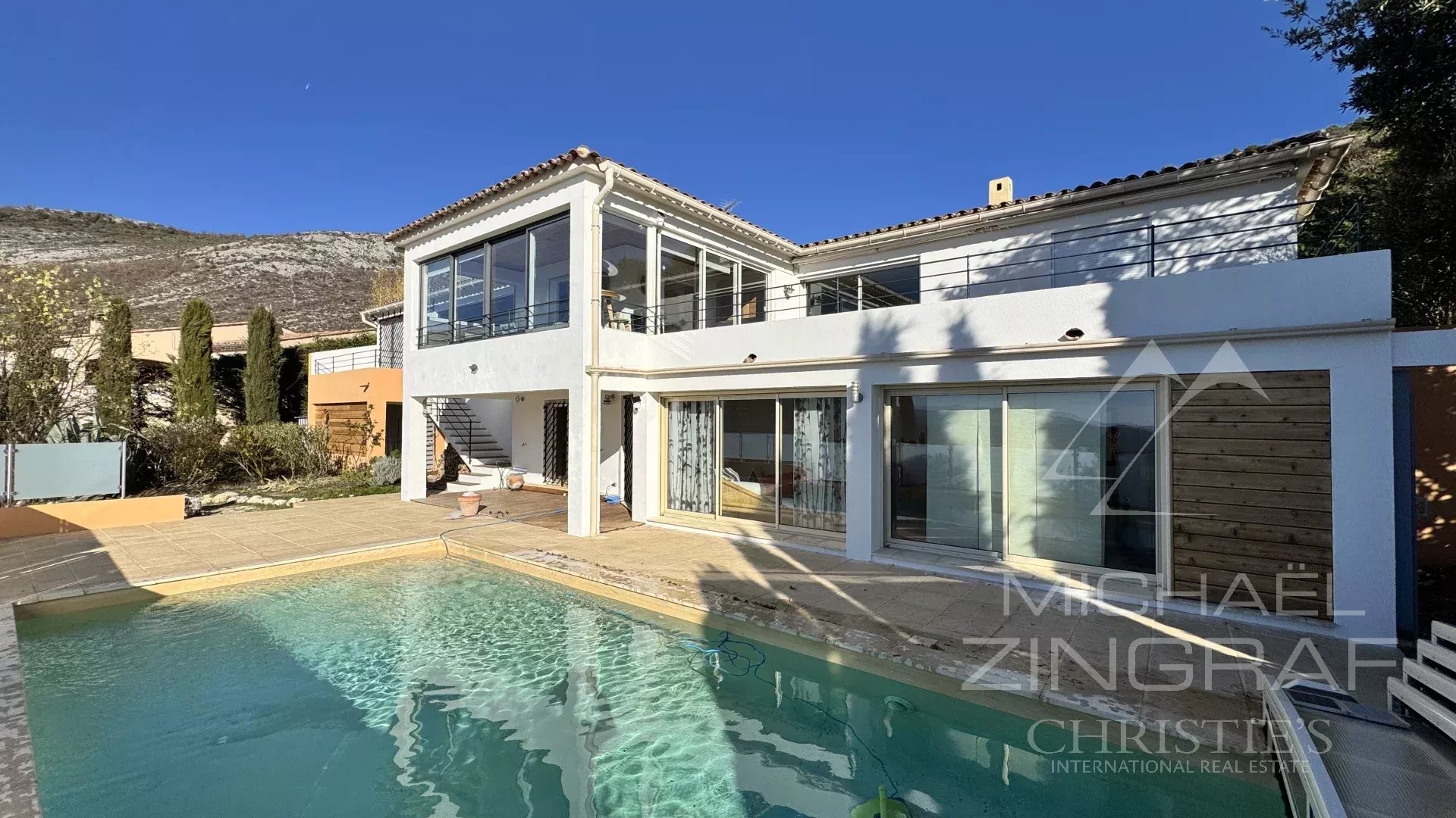 Élégante villa contemporaine en position dominante – Vue mer à l'horizon