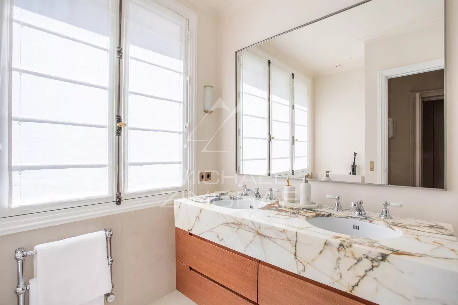 To sell - 3 Mastersuites - Perfect condition  - Odéon