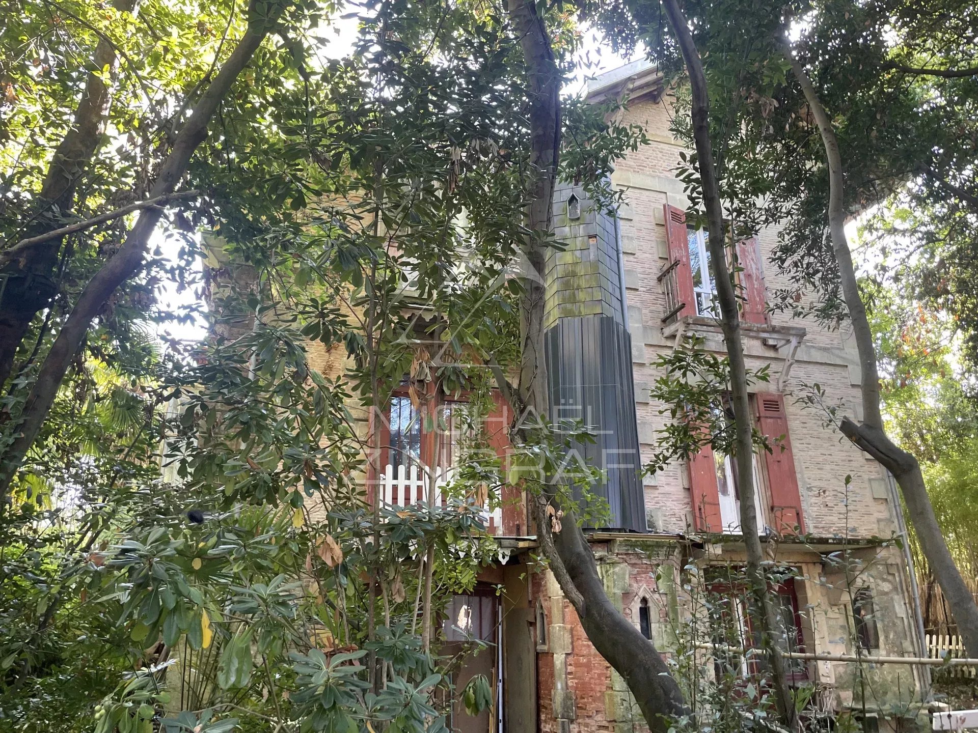 Maison Emblématique à rénover dans le quartier prisé de la ville de Printemps