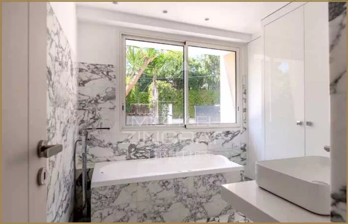 SPLENDID RENOVATED CONTEMPORARY VILLA OF 320 SQM LOCATED IN A PRIVATE ESTATE