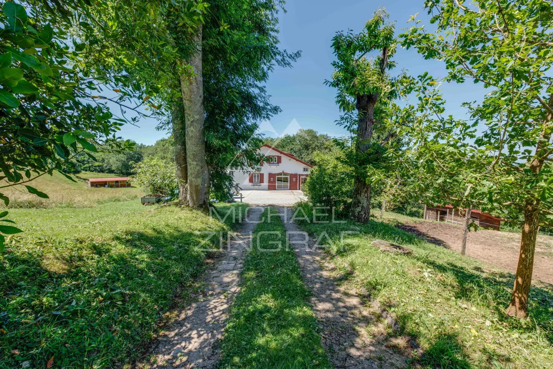 Entre mer et montagnes, ancienne ferme en lisière de forêt / 7 hectares Pays-Basque