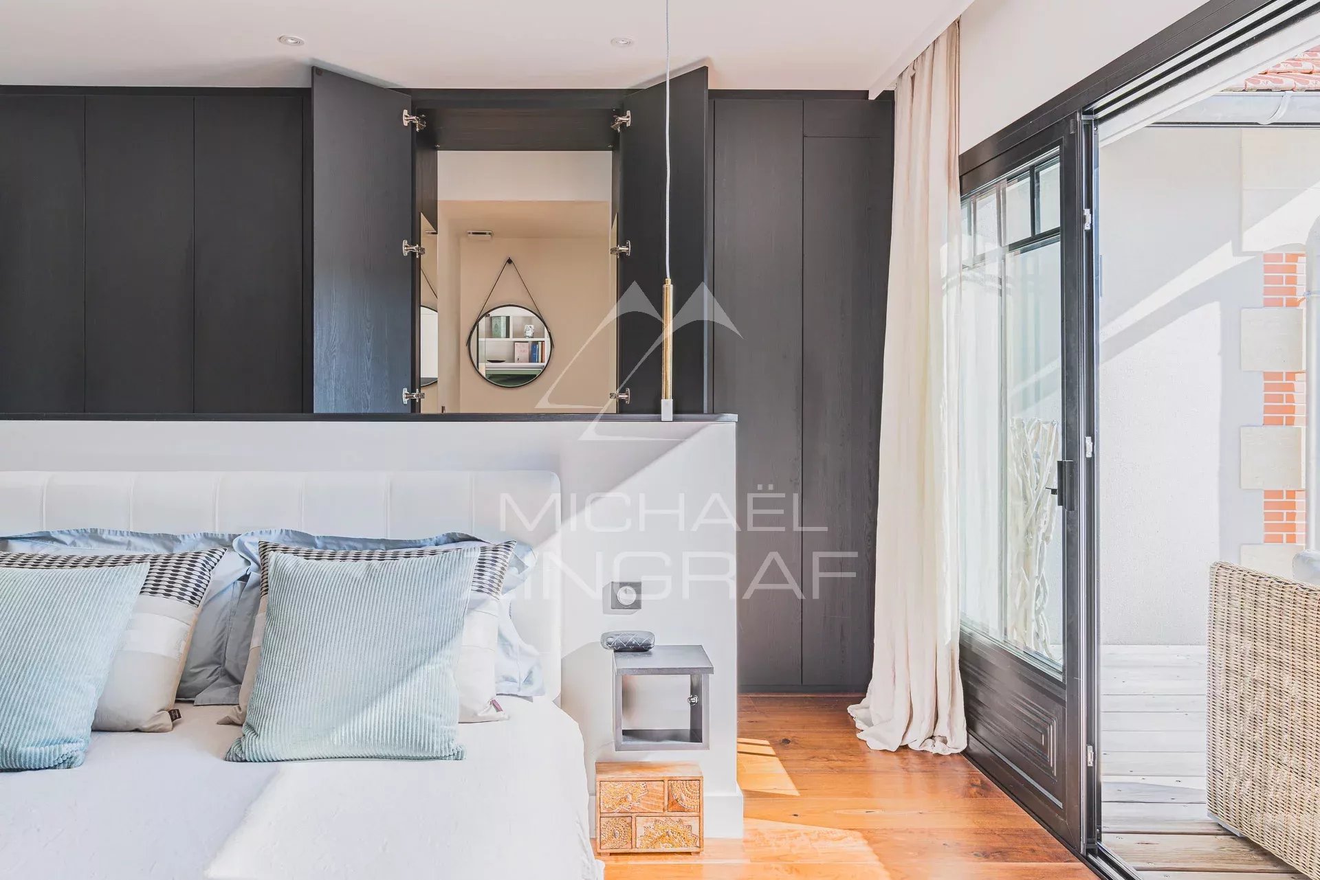 Grande maison contemporaine dans quartier calme