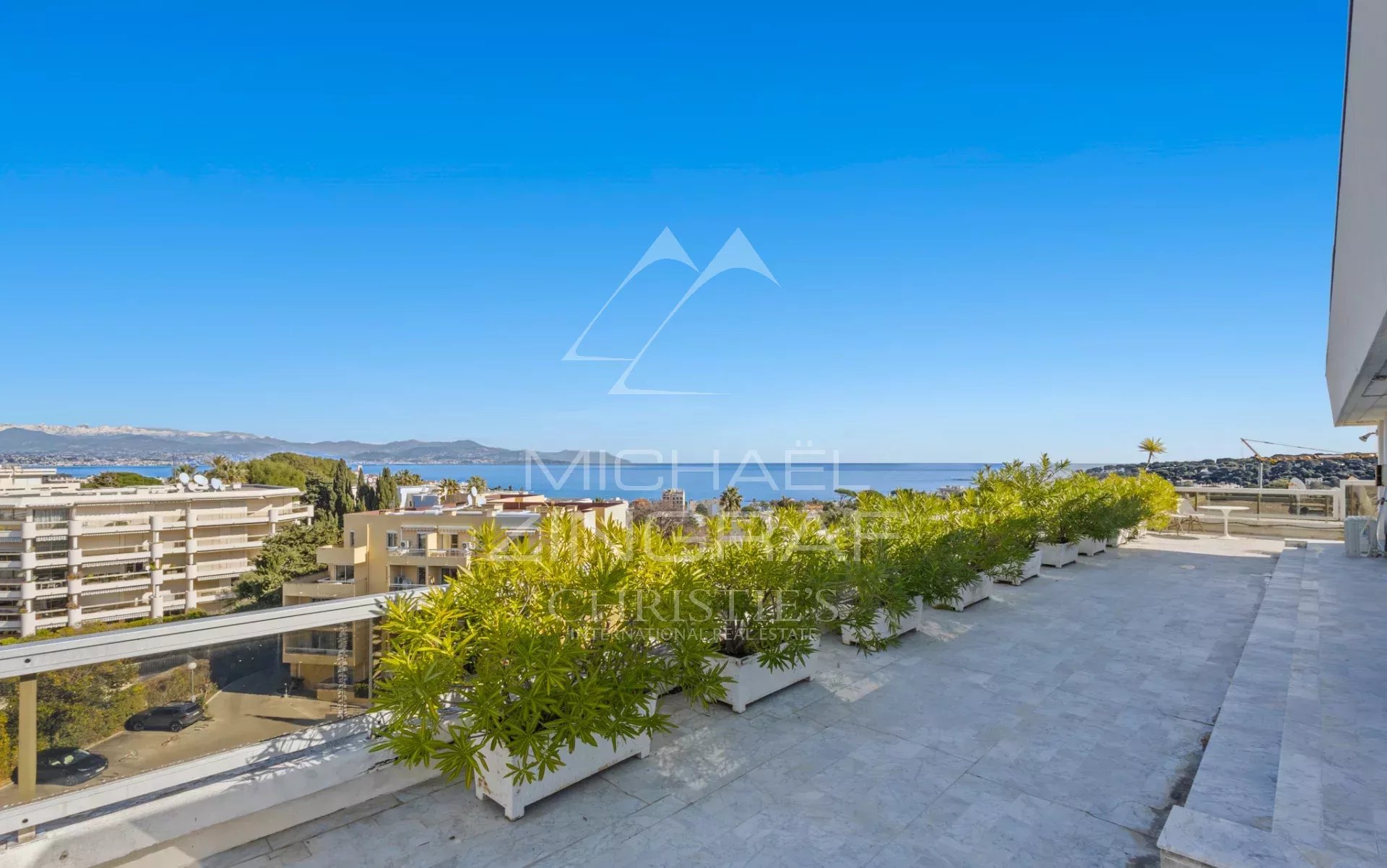 JUAN-LES-PINS – Rostagne : Villa sur le toit avec vue mer panoramique