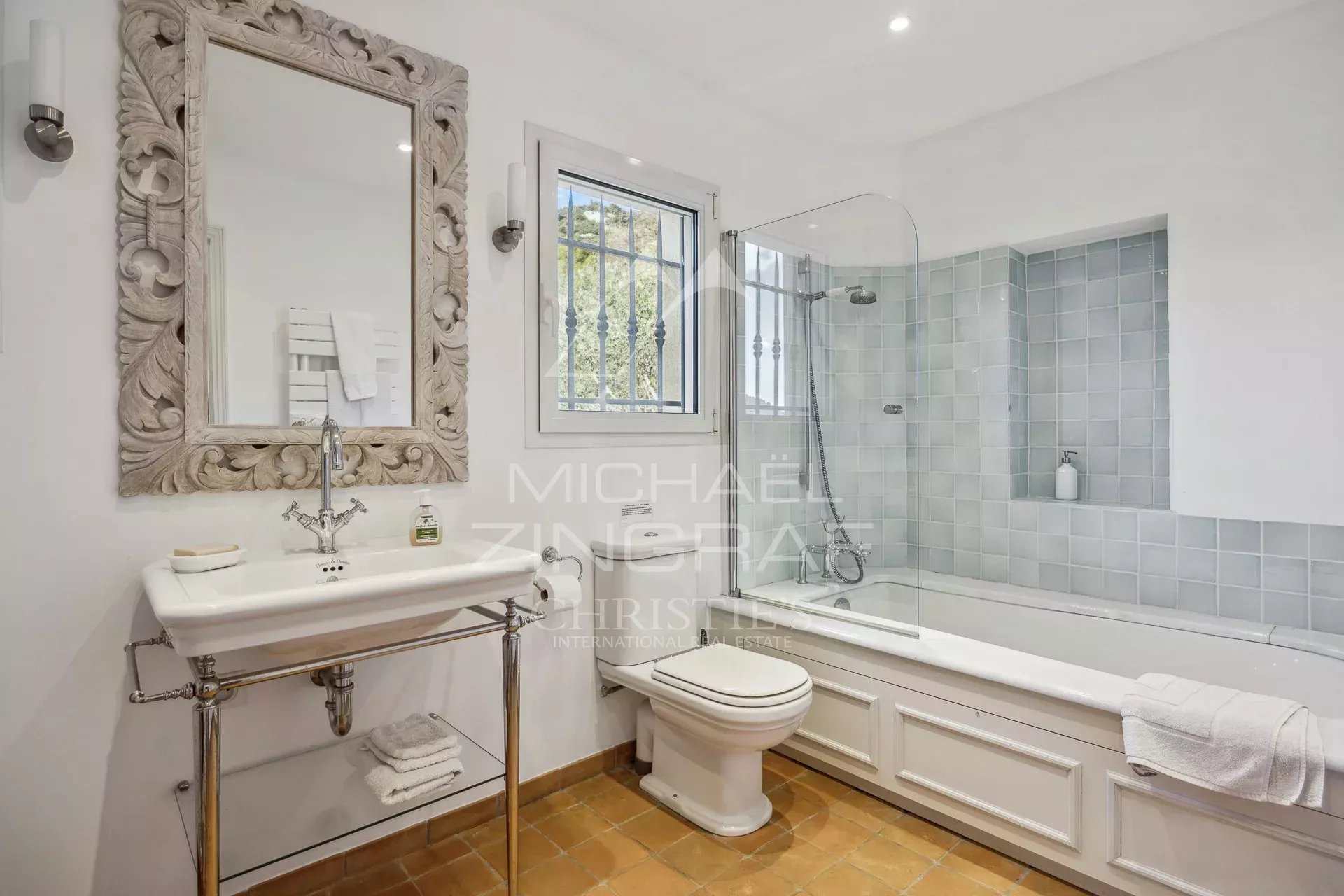 Elegant villa in a dominant position with sea views and olive grove