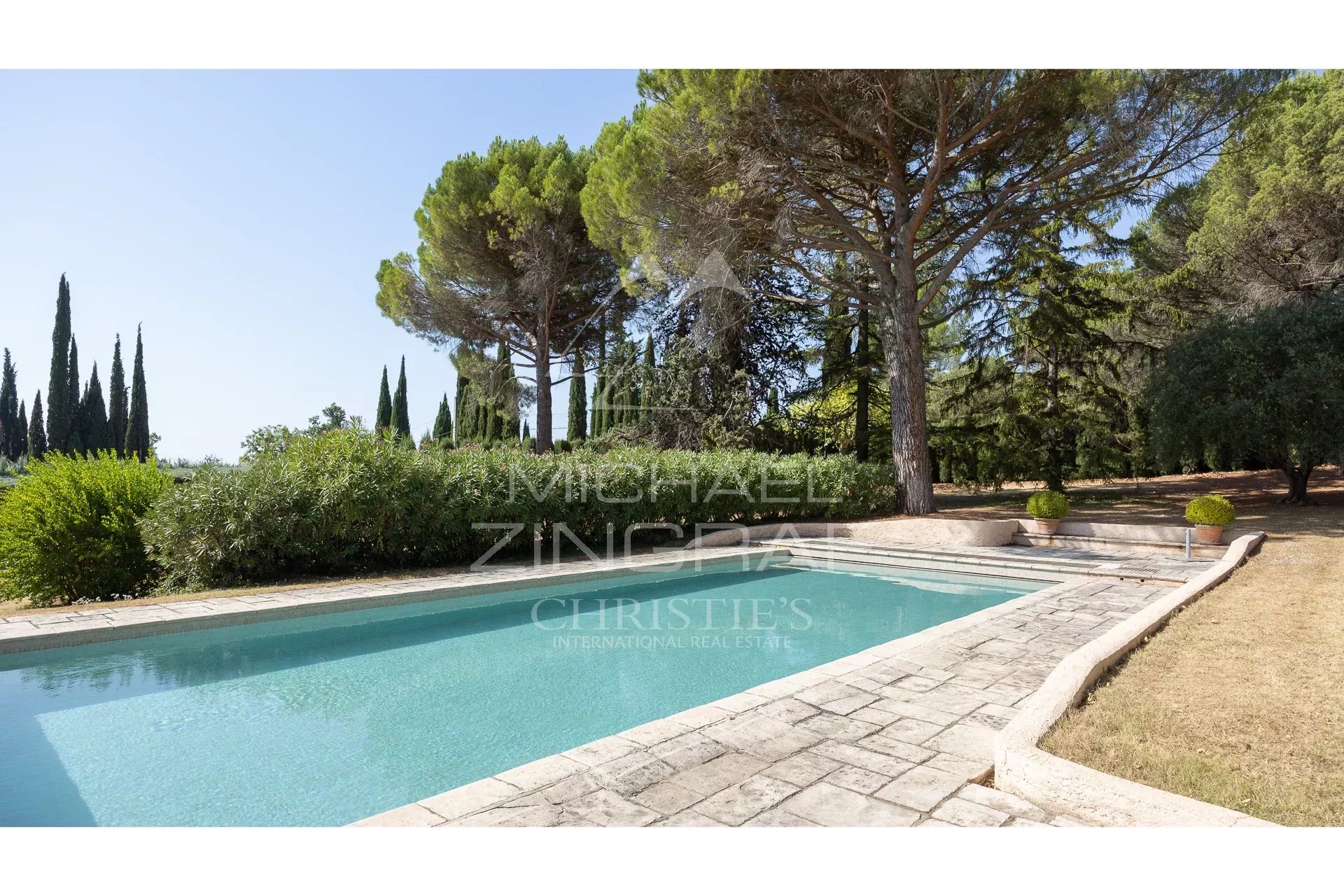 Entre Oliviers et Élégance : un Joyau Provençal