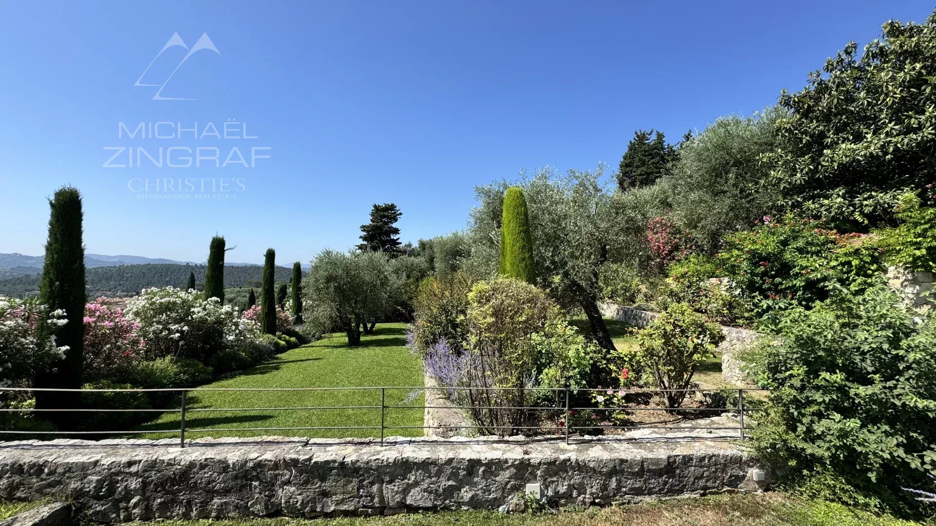 Elegant bastide overlooking the Cannes countryside
