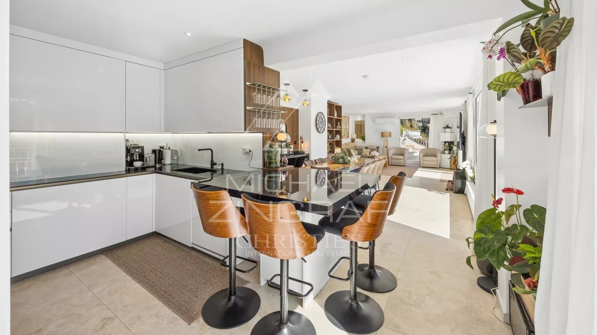 Roquefort-les-Pins – Elegant family property in the heart of a sought-after residential area