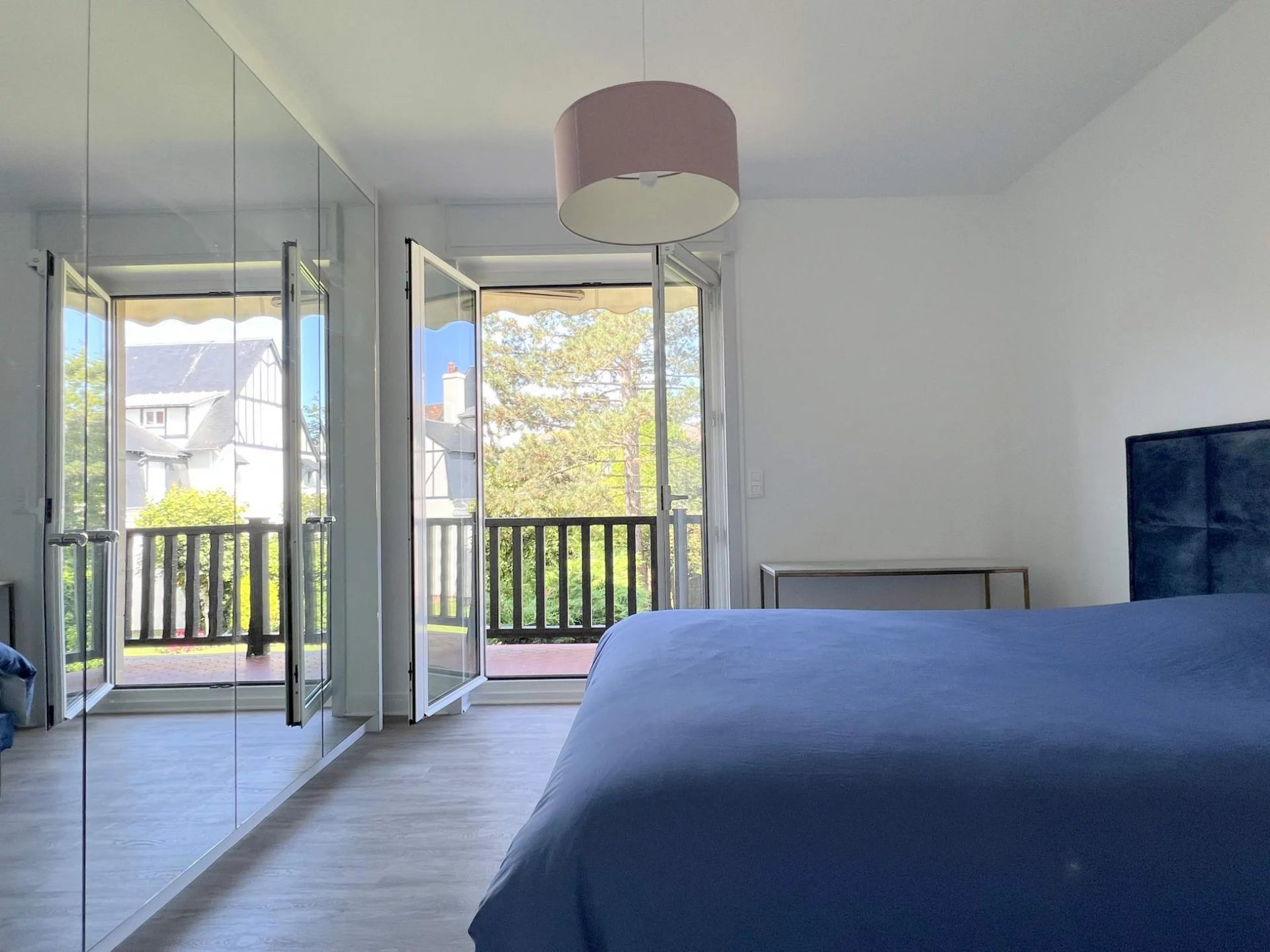 Flat with balconies and garden view