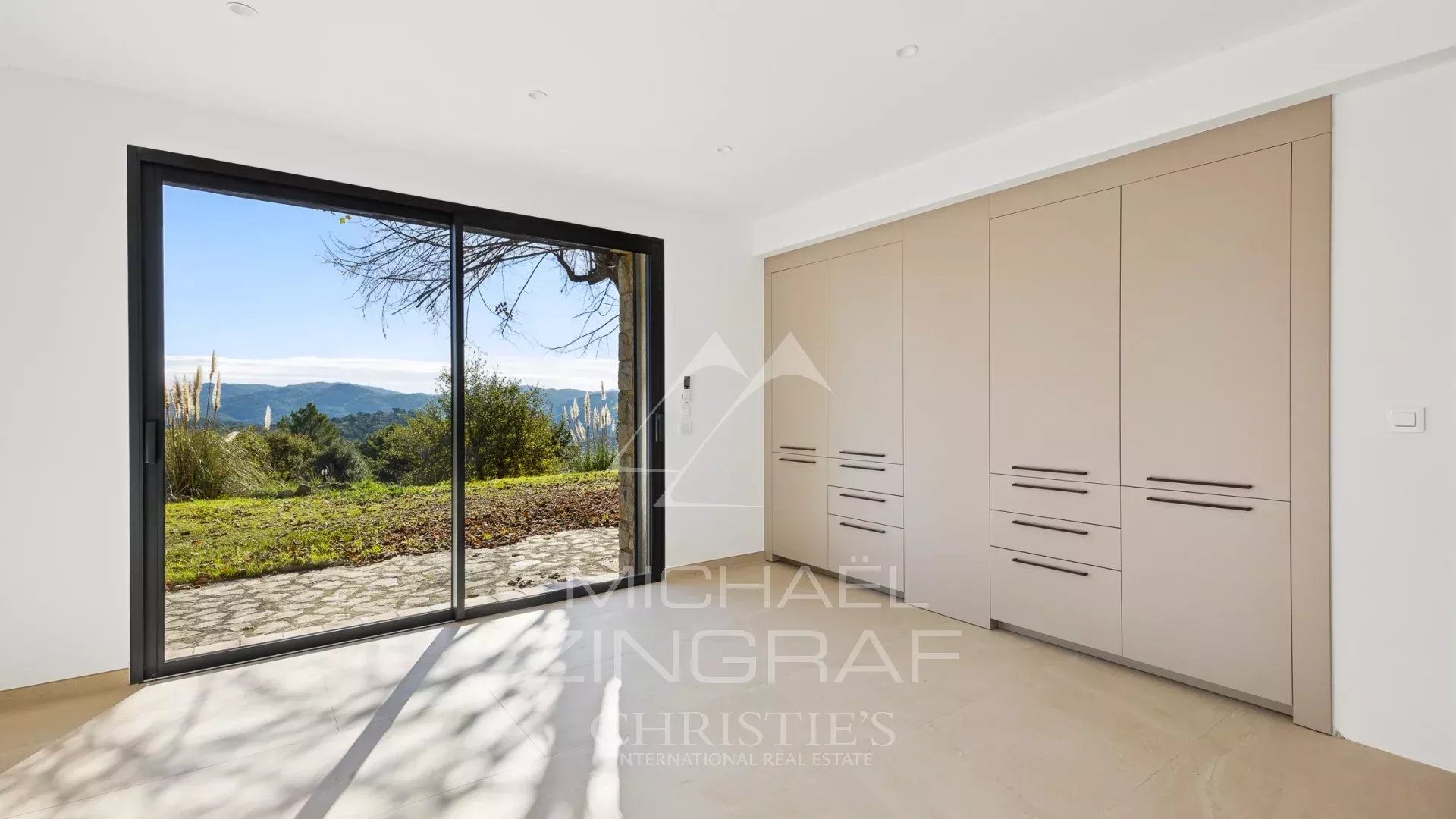 Villa Contemporaine Rénovée au Cœur de l’Arrière-Pays Cannois