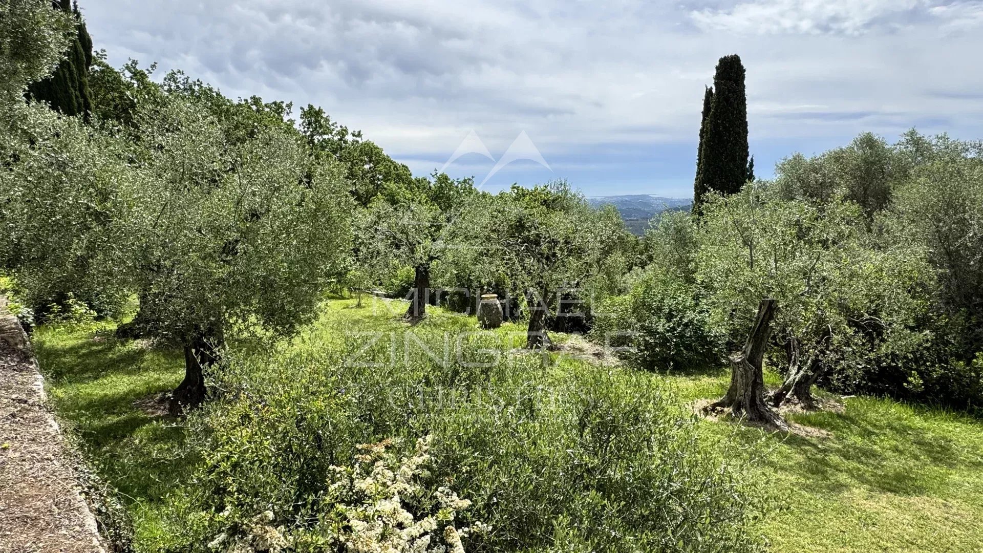 Domaine vue mer et lac, oliveraie , tennis avec villa  principale et pavillon d'hôtes.