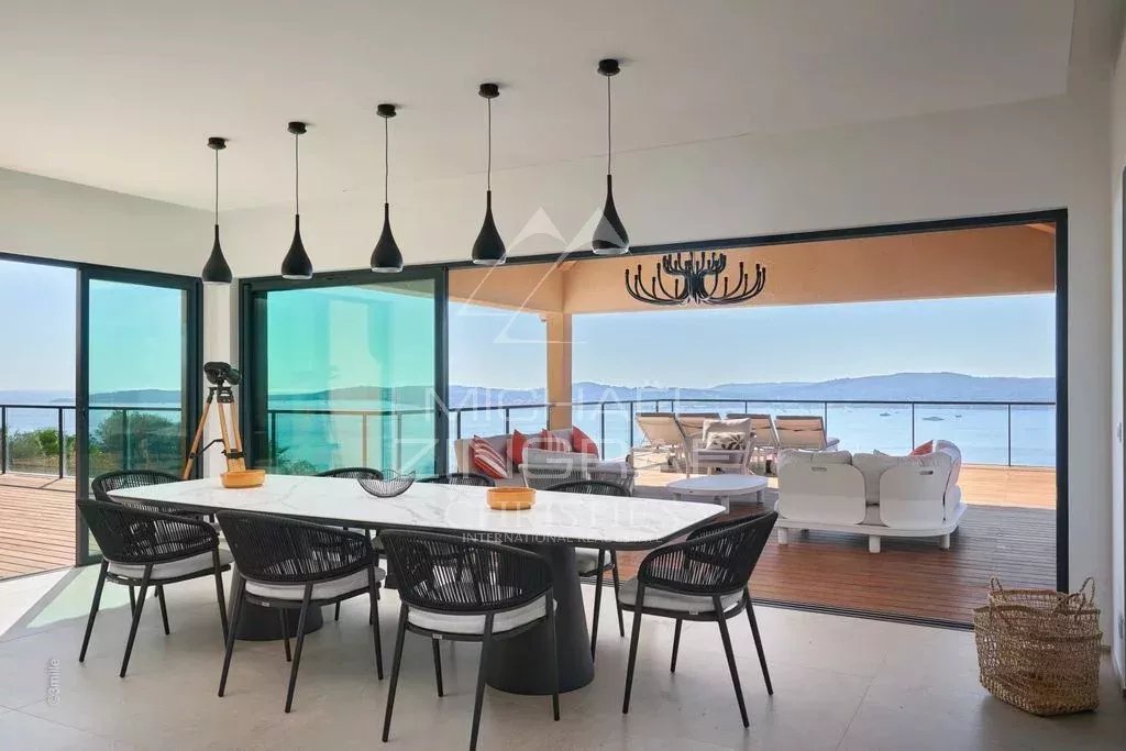 Exceptional villa with breathtaking views of the Bay of Saint-Tropez