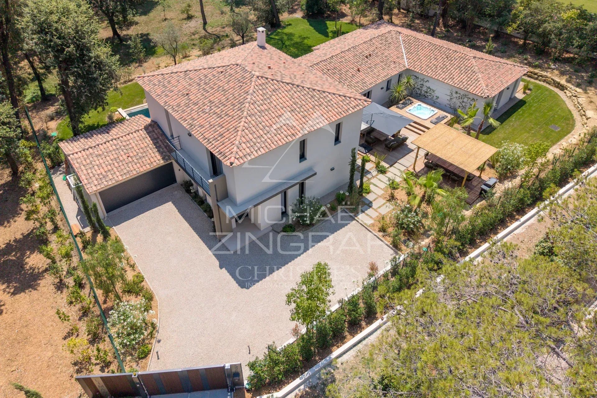 Mougins – Renovated family villa in a secluded estate