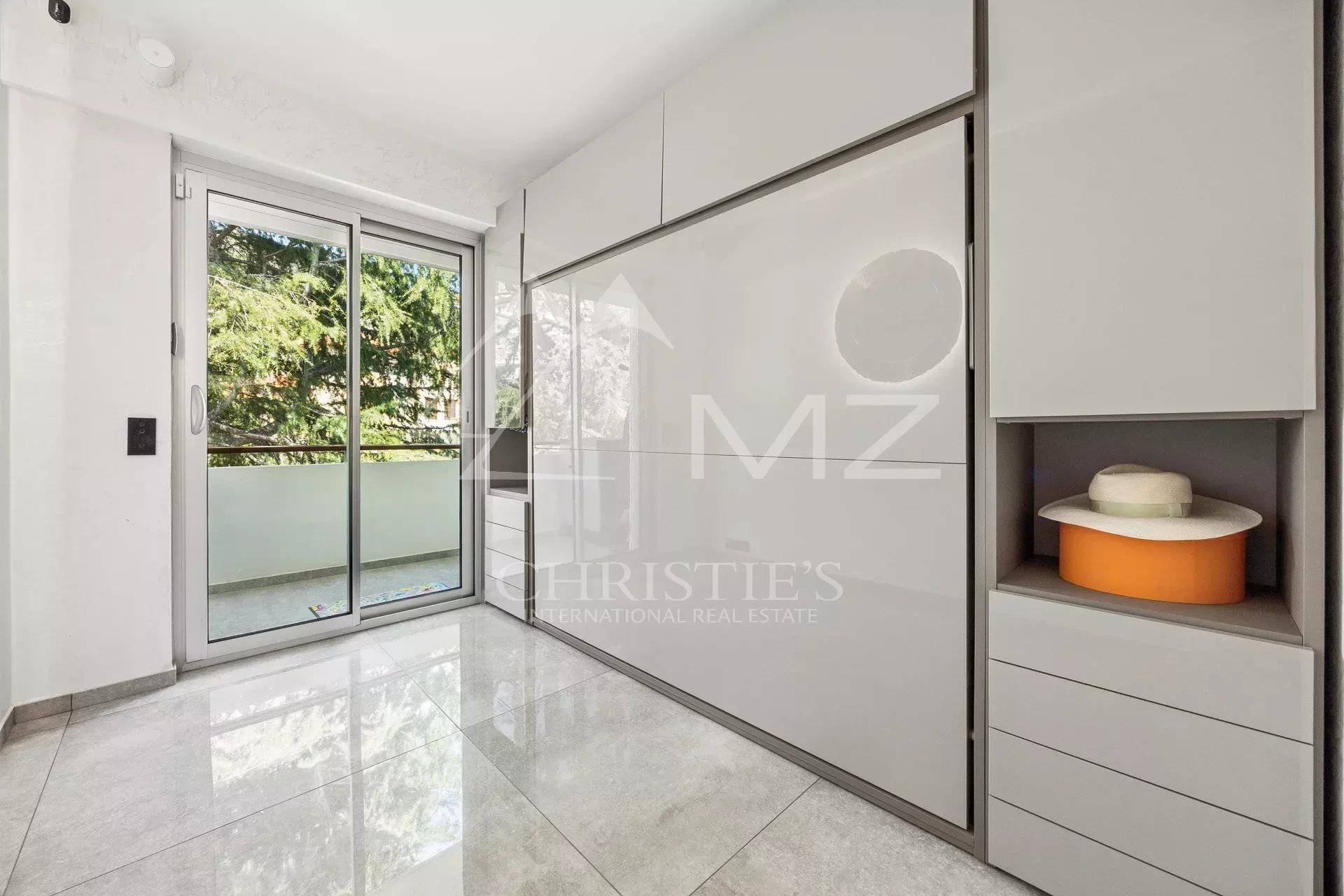 Stunning top-floor flat