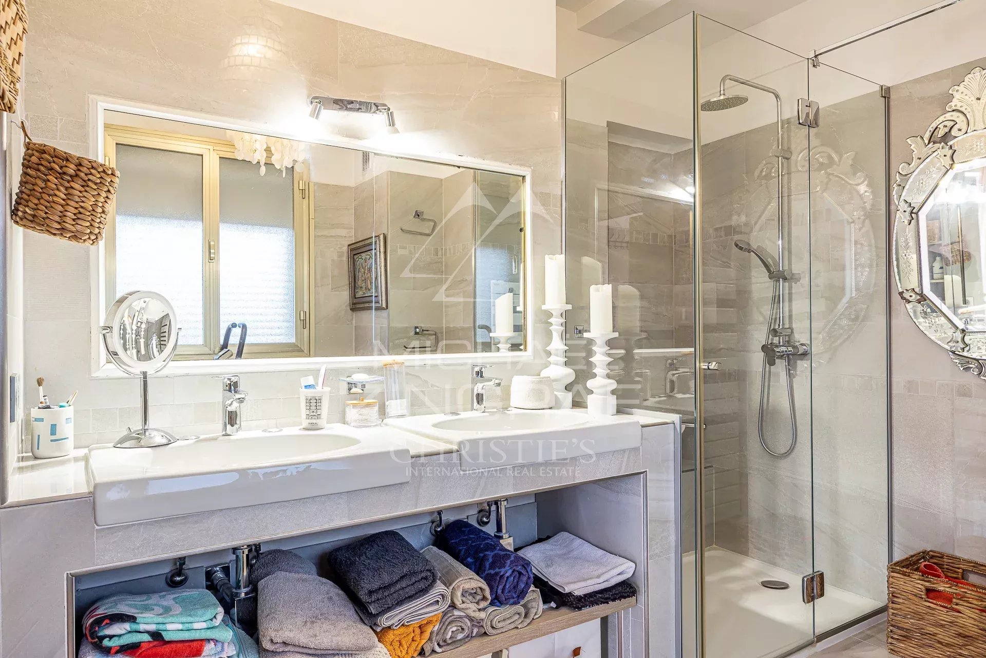 Exclusivité Prestige et Vue Mer au Cœur d’Antibes : Élégant 4 Pièces dans Résidence de Standing