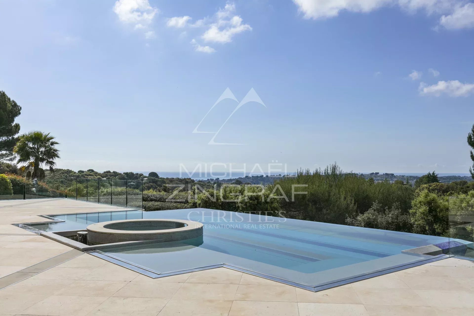 Biot : Propriété unique de plus de 1 300m² avec vue mer