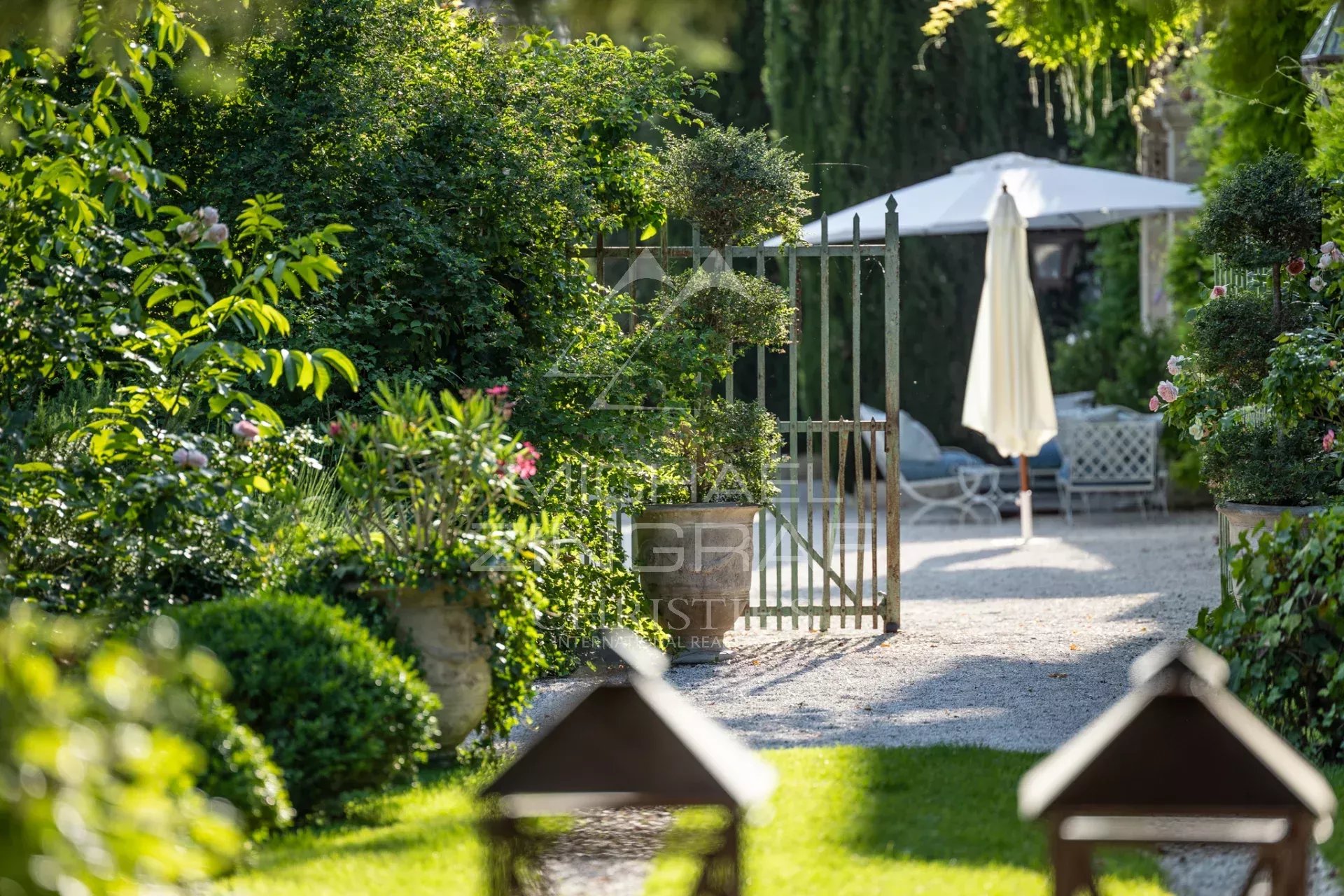Exclusive : An exceptional 18th-century country house on the outskirts of L’Isle-sur-la-Sorgue, set on 6.3 hectares of grounds and featuring a prestigious reception hall