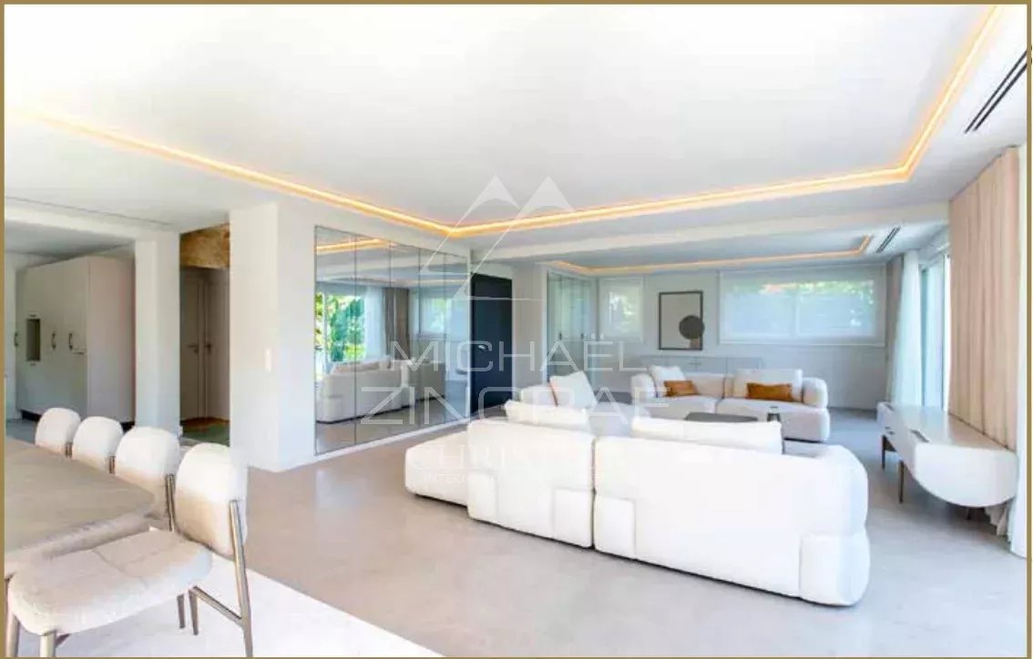 SPLENDID RENOVATED CONTEMPORARY VILLA OF 320 SQM LOCATED IN A PRIVATE ESTATE