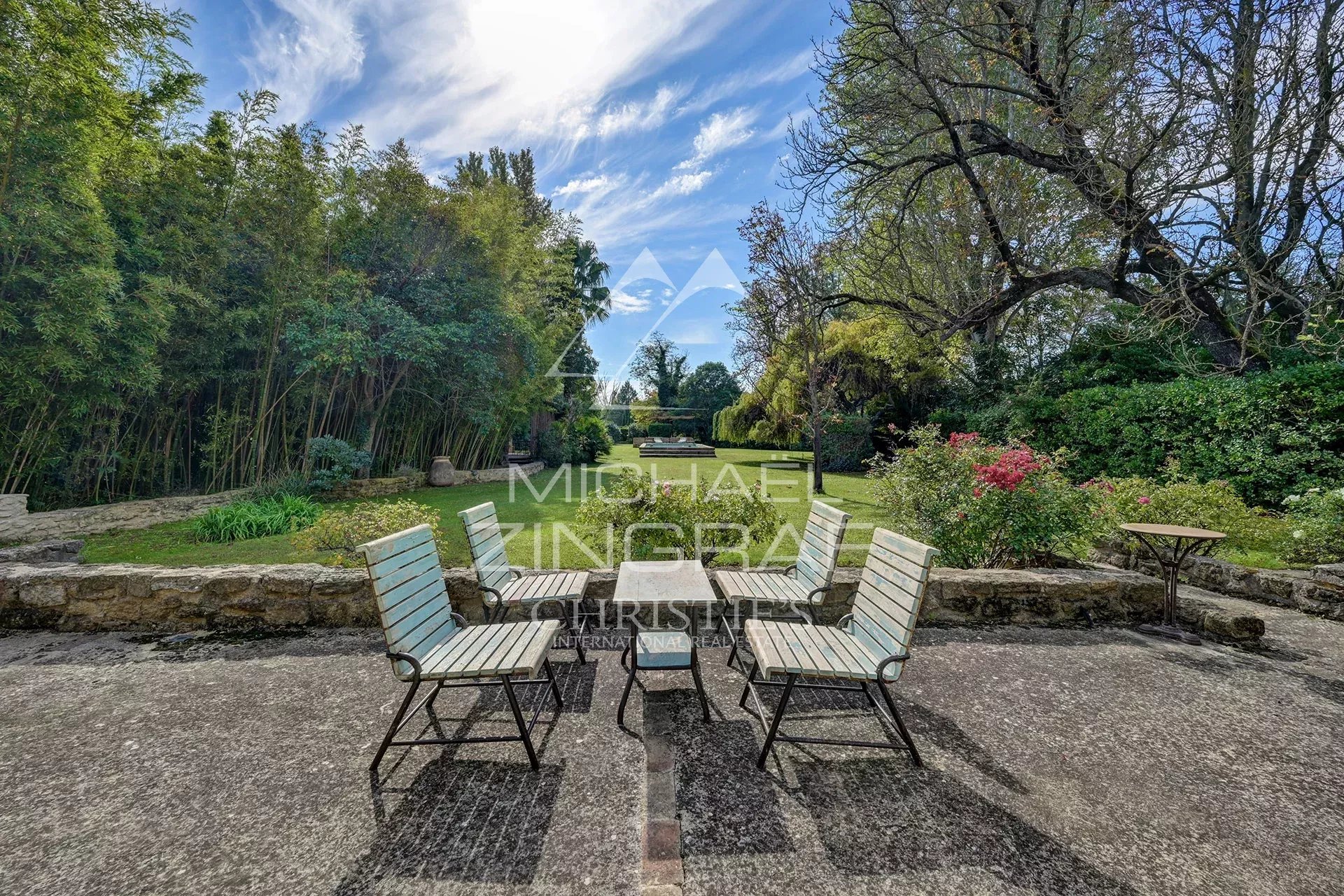 Propriété de caractère proche Avignon