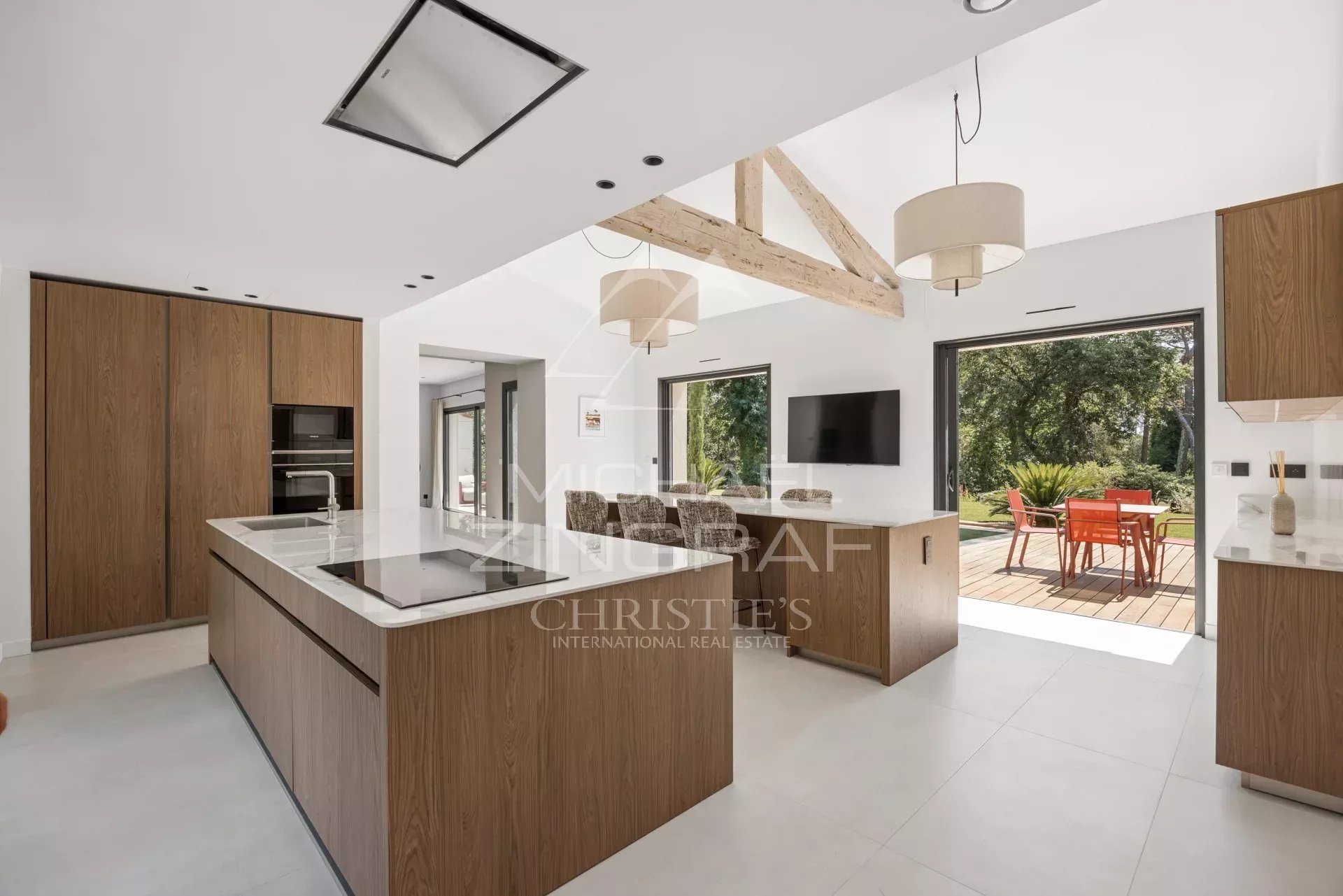 Mougins – Renovated family villa in a secluded estate