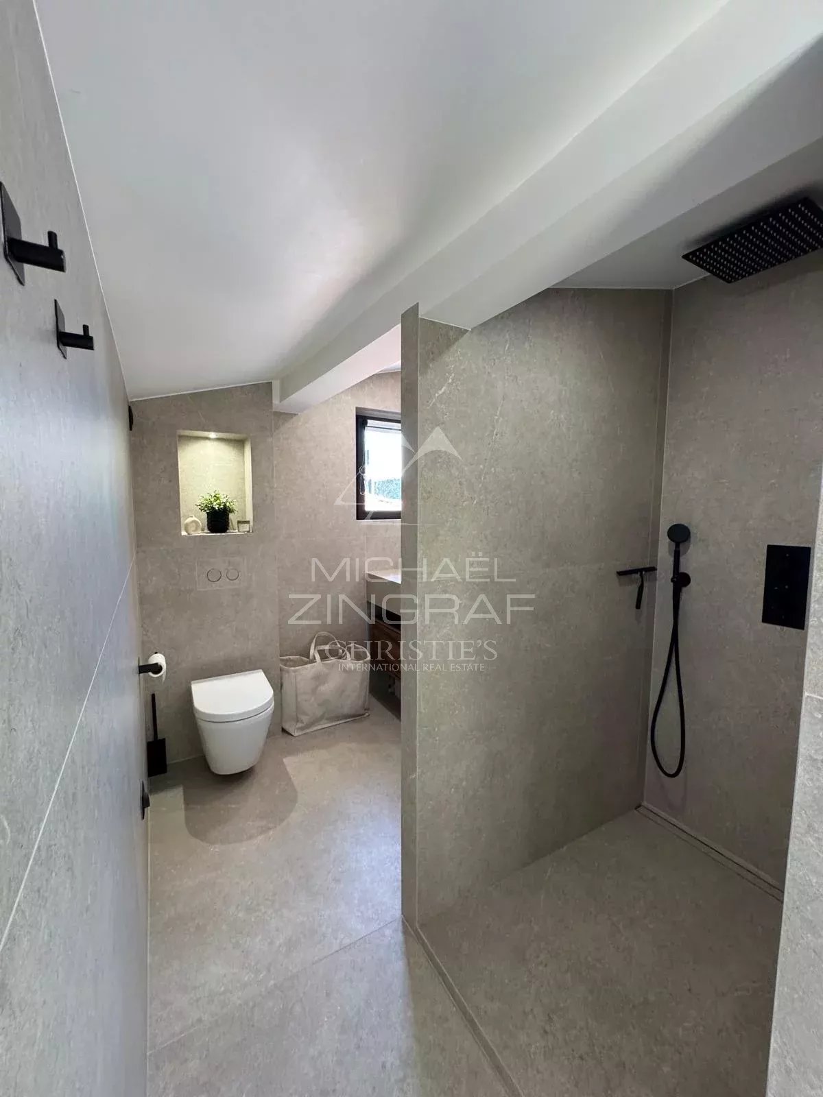 Antibes Vieille Ville – Duplex d’Exception en Dernier Étage