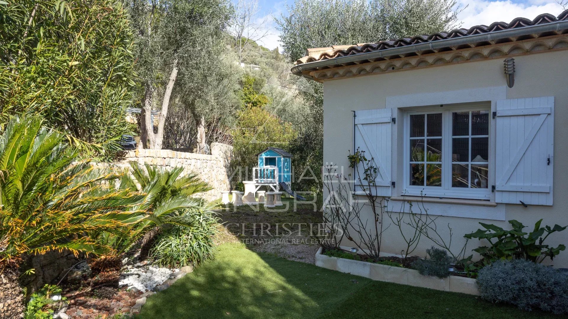 Adorable maison en position dominante et vue  panoramique