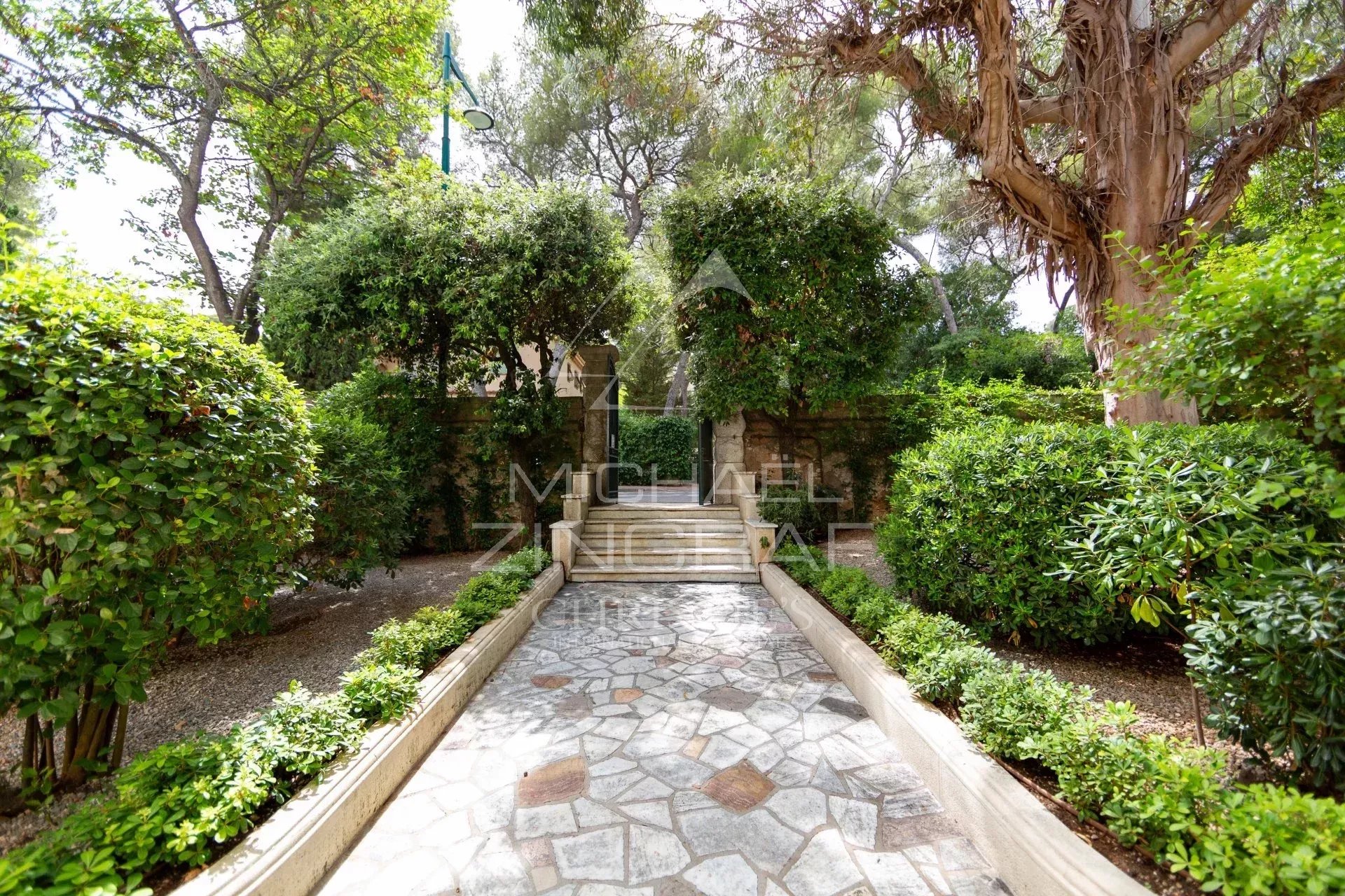 Renoviertes Penthouse mit herrlichem Meerblick