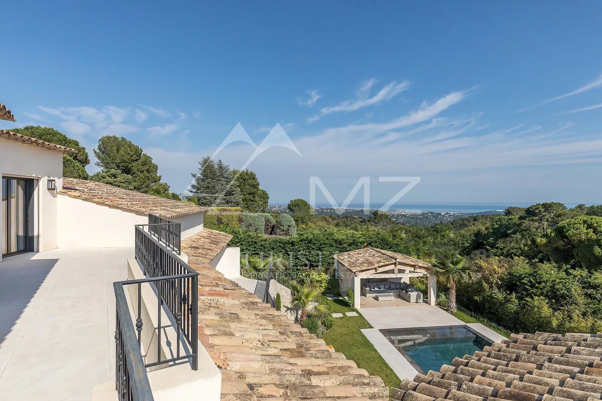 Close to Saint-Paul de Vence - Luxurious Villa within a closed domain