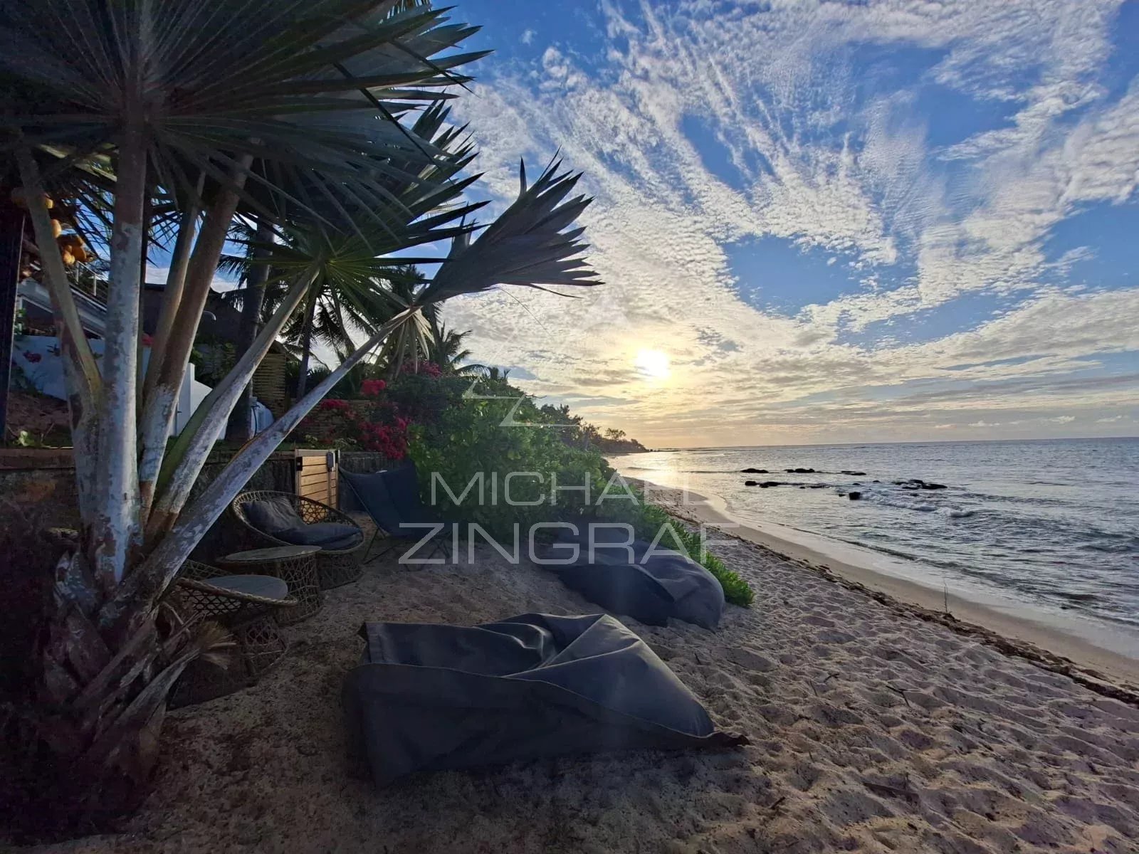 Beachfront Apartment with Panoramic Ocean Views – Pointe aux Canonniers
