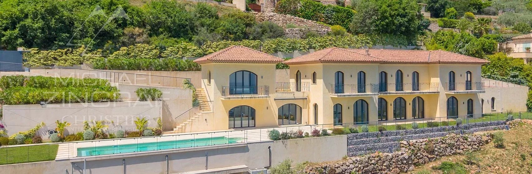 Villa au style épuré sur les balcons de la Riviera