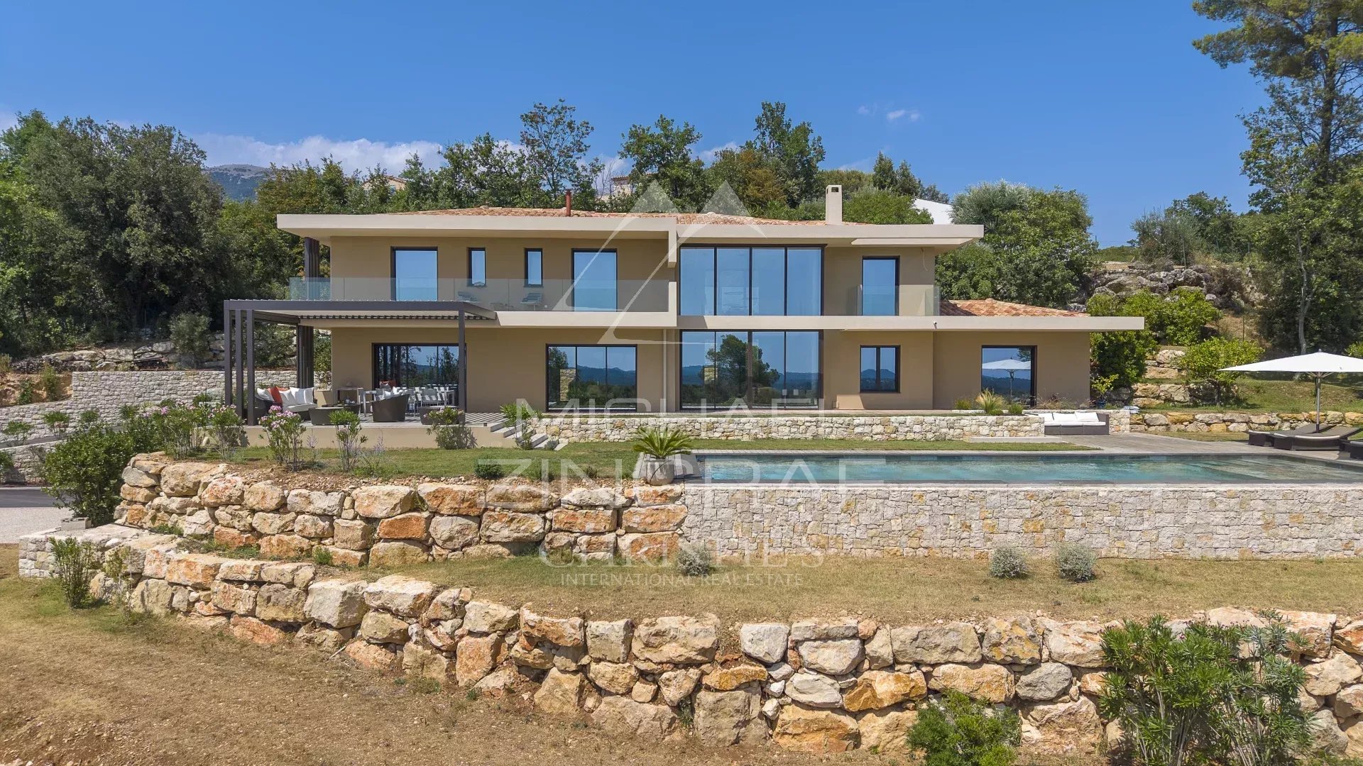 Zeitgenössische Architektur mit außergewöhnlichem Panoramablick