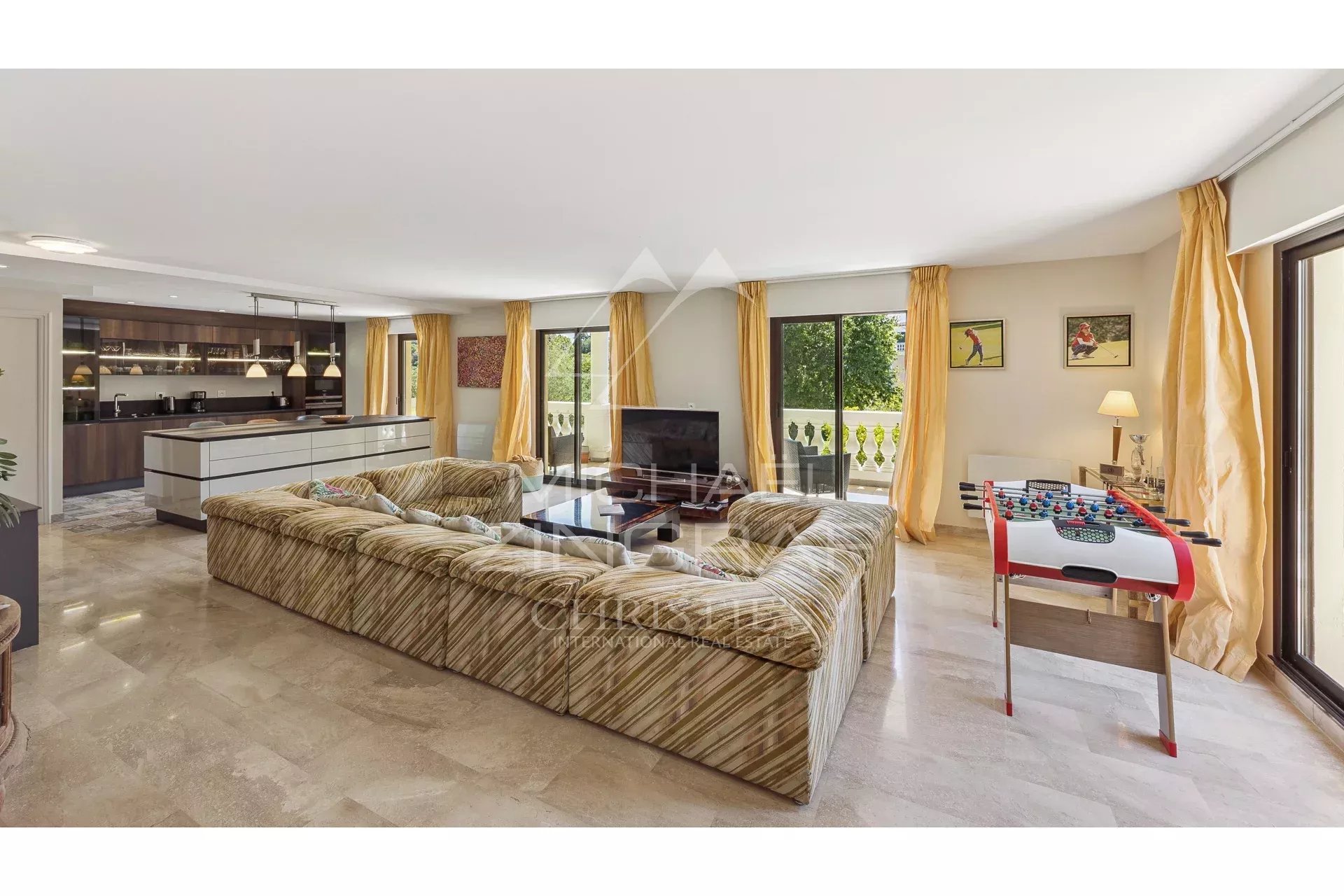 WOHNUNG IN EINER SICHEREN WOHNANLAGE