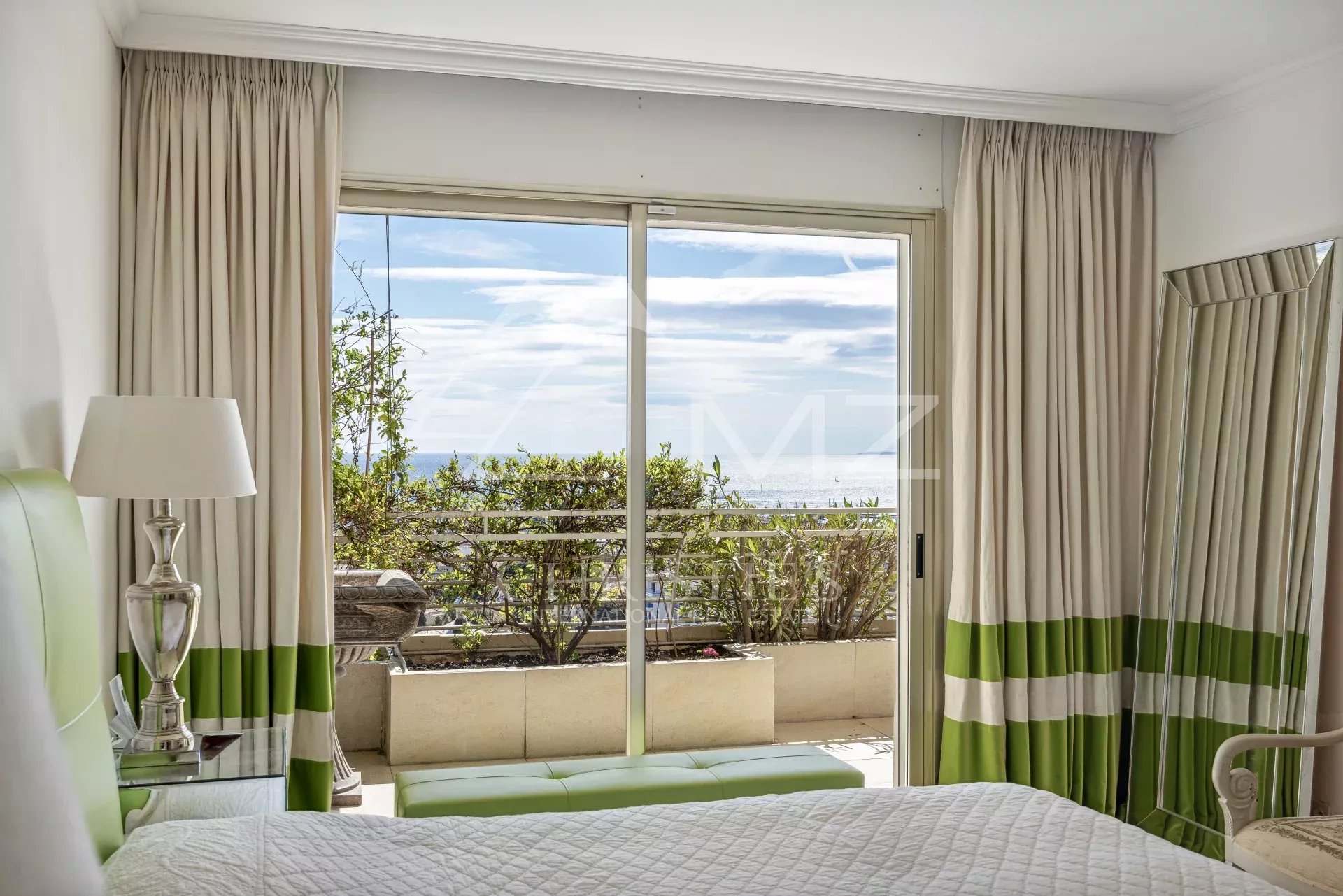 appartement d'angle 4 chambres vue Mer