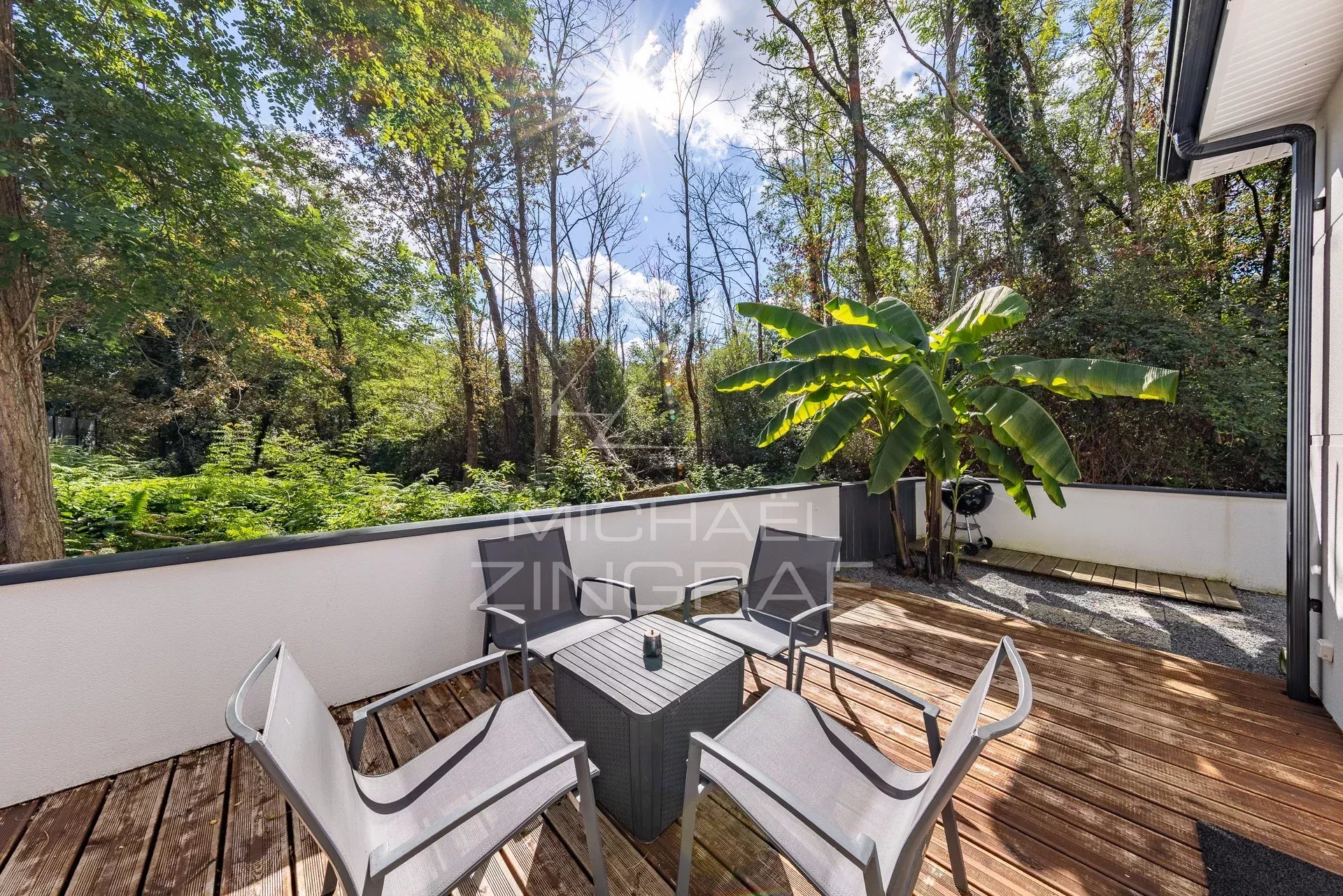 Villa et maison d’amis sur 2 300 m² de terrain