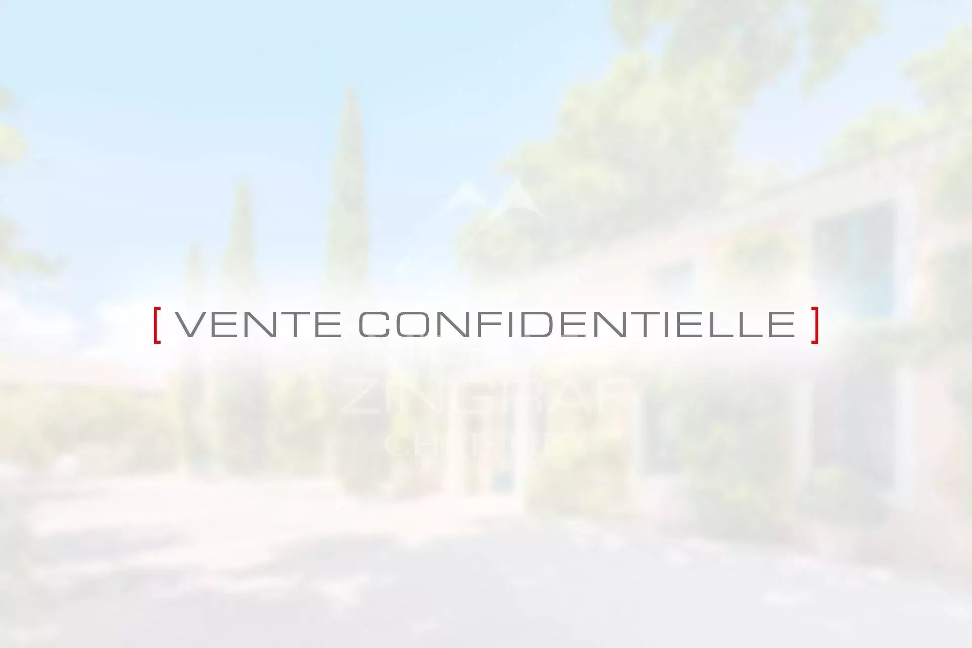 Exclusivité : Exceptionnelle Bastide du XVIIIᵉ siècle aux portes de L’Isle-sur-la-Sorgue sur un parc de 6.3 ha avec salle de réception de prestige