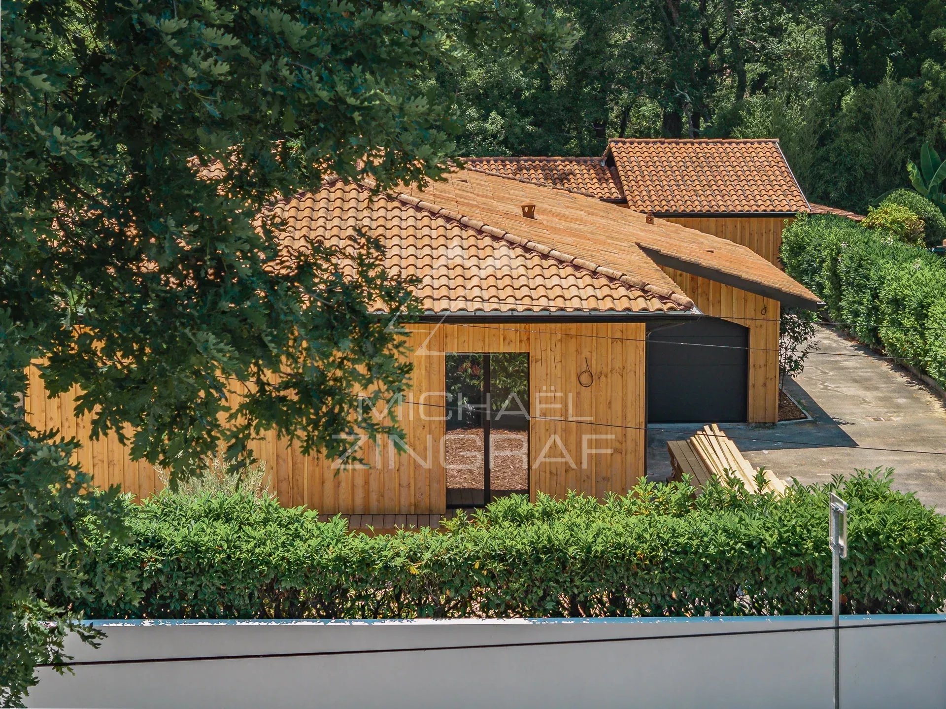 La Hume – a luxury family home with an outbuilding