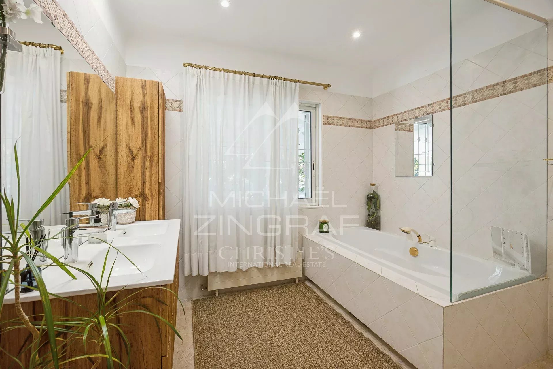 Roquefort-les-Pins – Elegant family property in the heart of a sought-after residential area