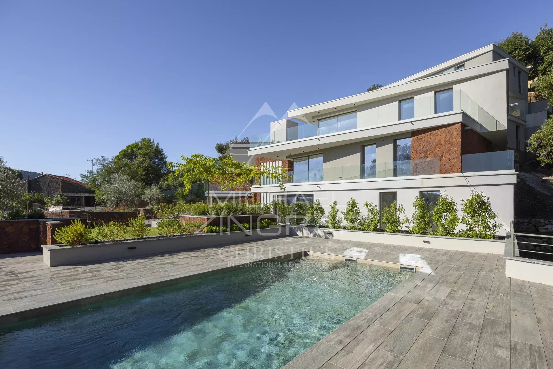 LUXURY APARTMENT IN THE HEART OF THE VILLAGE