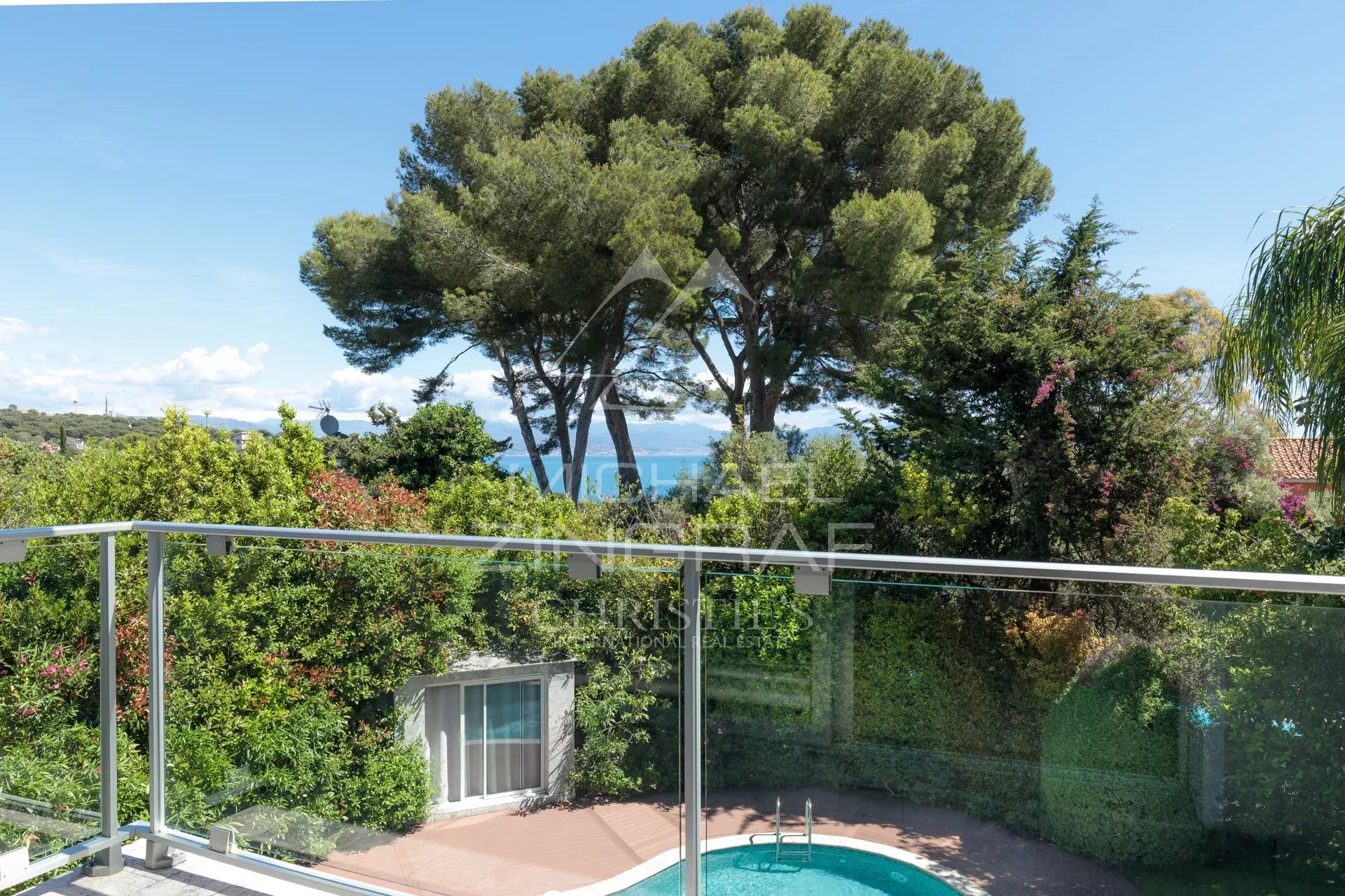 Exklusive Führungskraft-Position in Cap d’Antibes, nahe dem Strand Keller, mit Meer- und Bergblick.