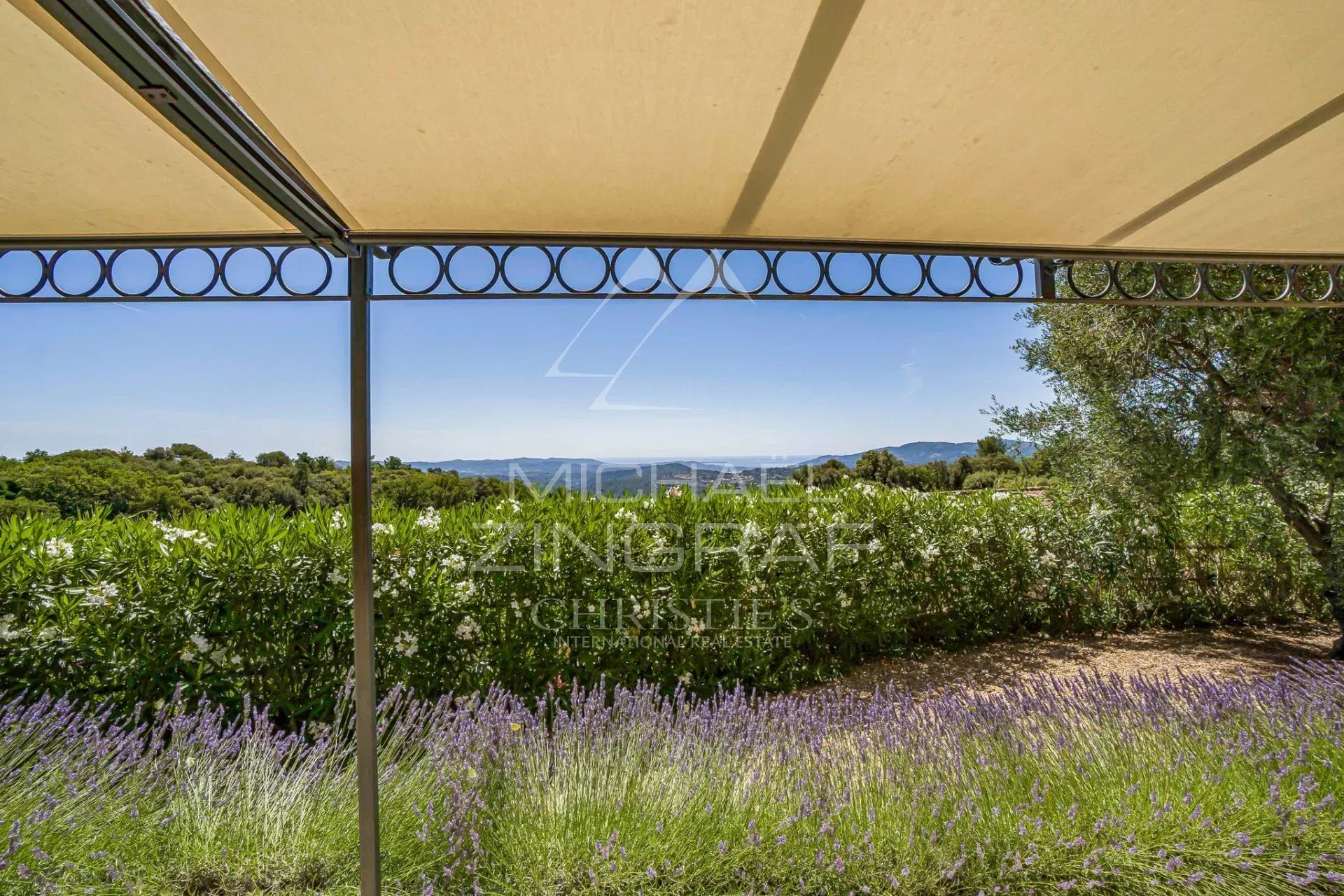 Villa familiale avec vue panoramique dans un domaine résidentiel