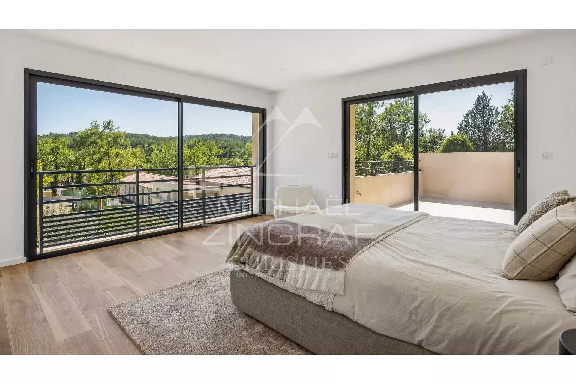 Villa Contemporaine Nichée dans un Écrin de Verdure