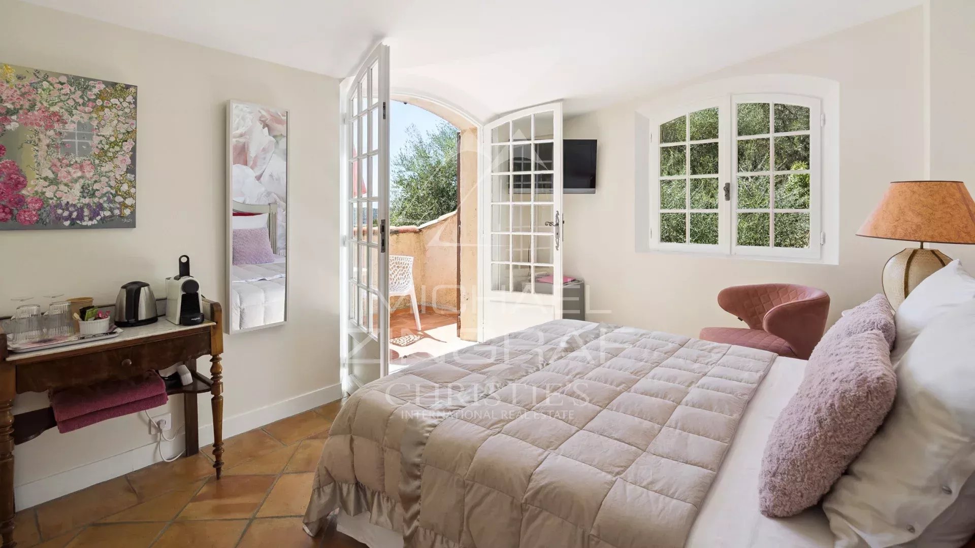 Charming villa with an open view and four suites