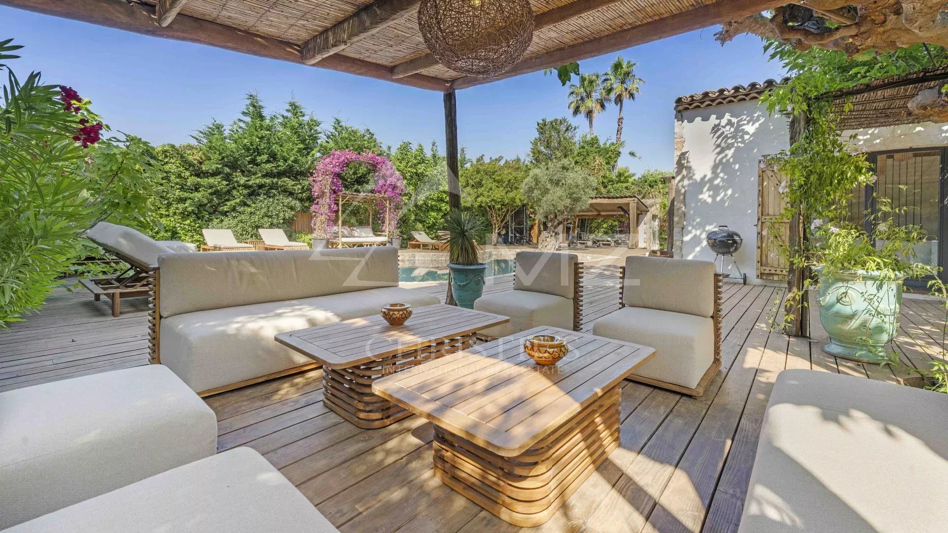 Villa with Provencal charm and contemporary refinement