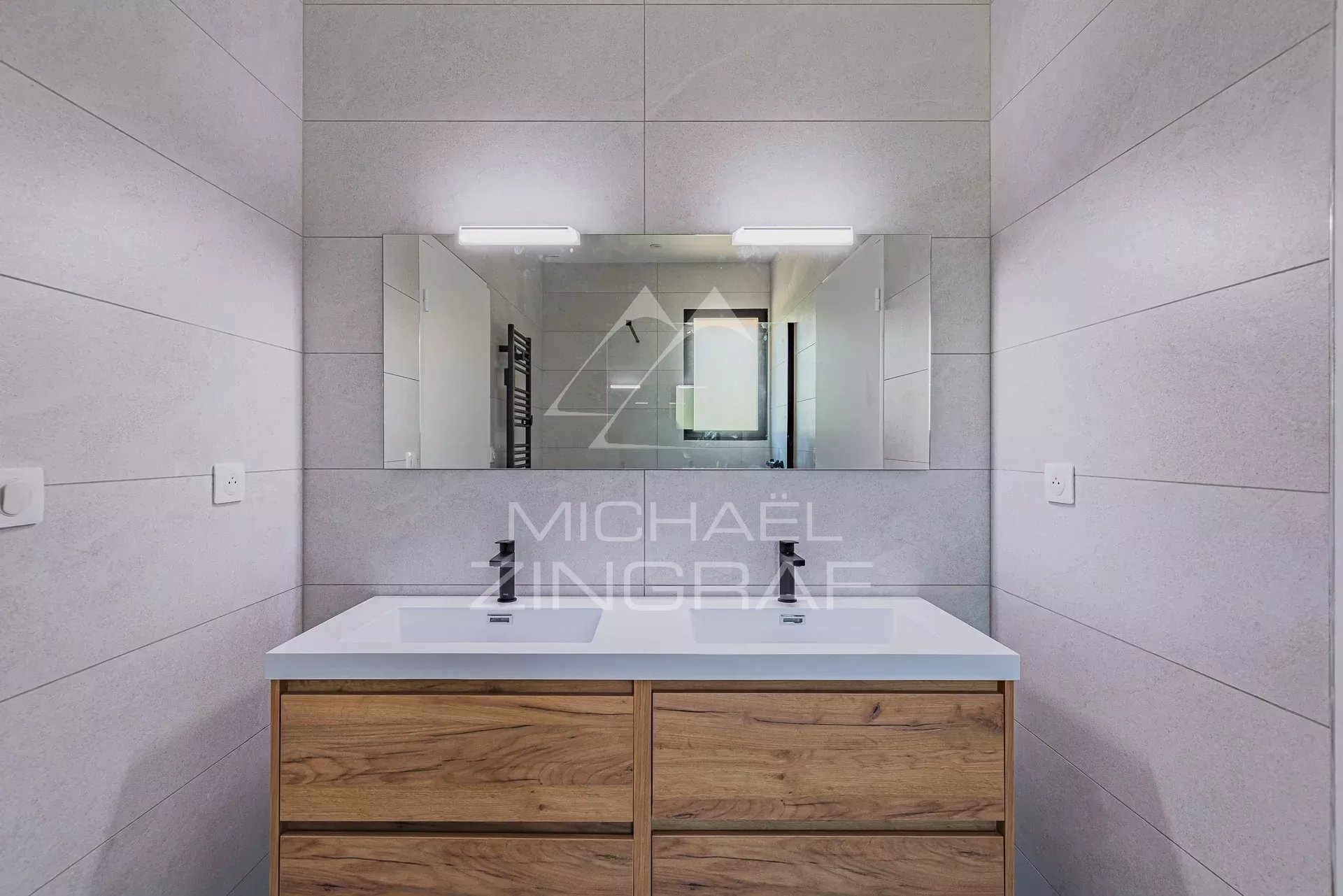 La Hume – a luxury family home with an outbuilding